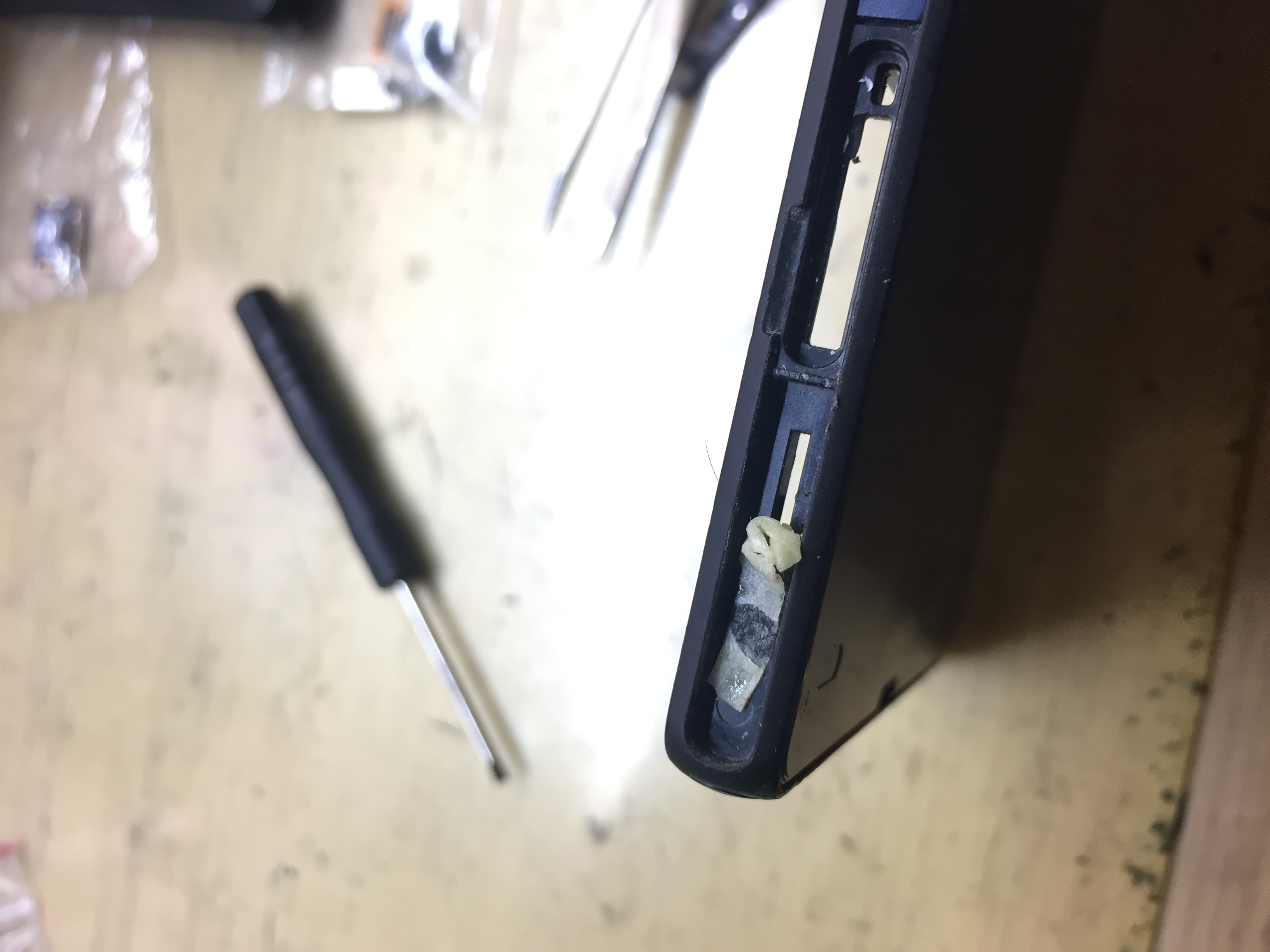 側邊的塑膠條