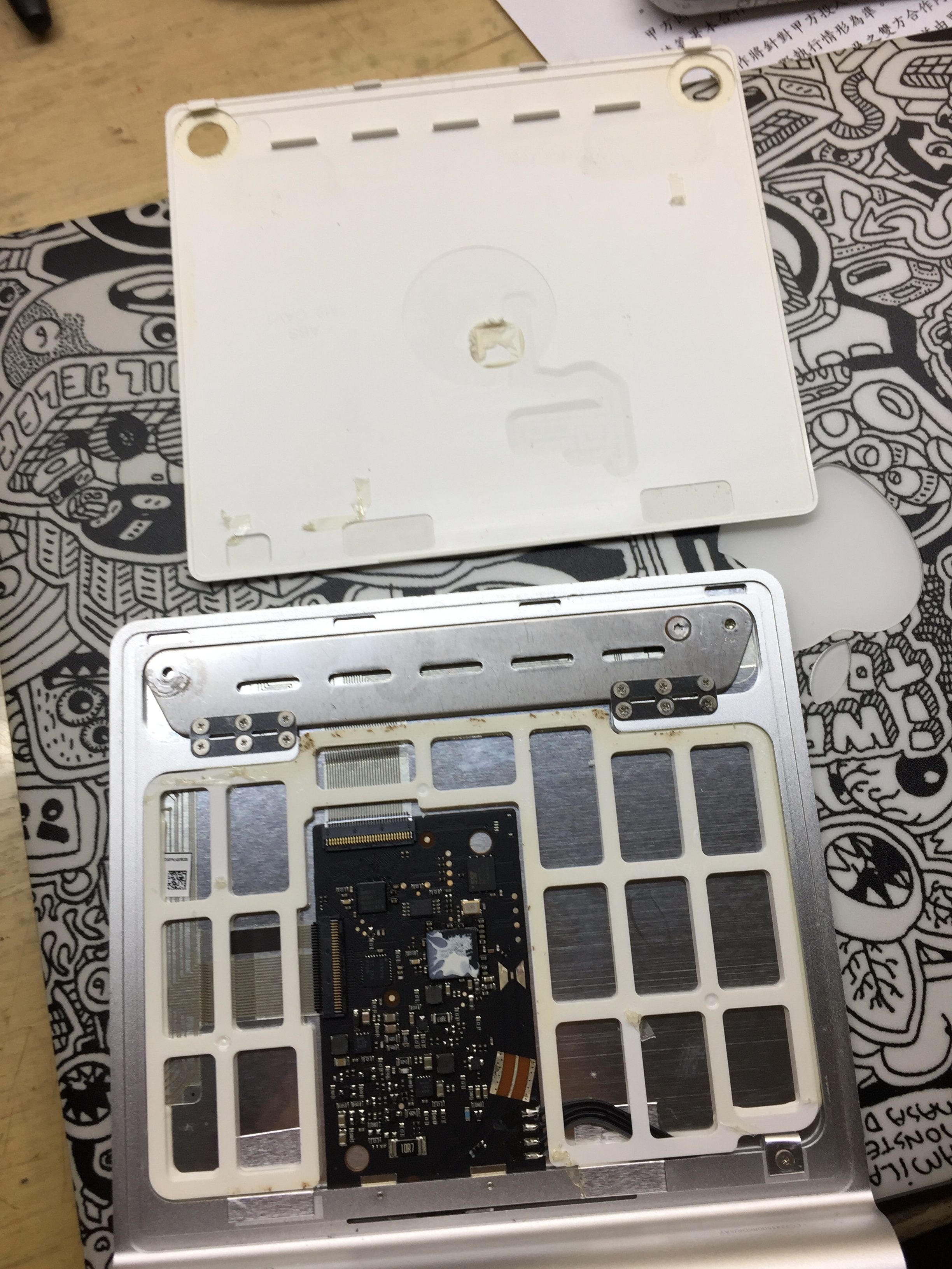 將Magic Trackpad拆解開來