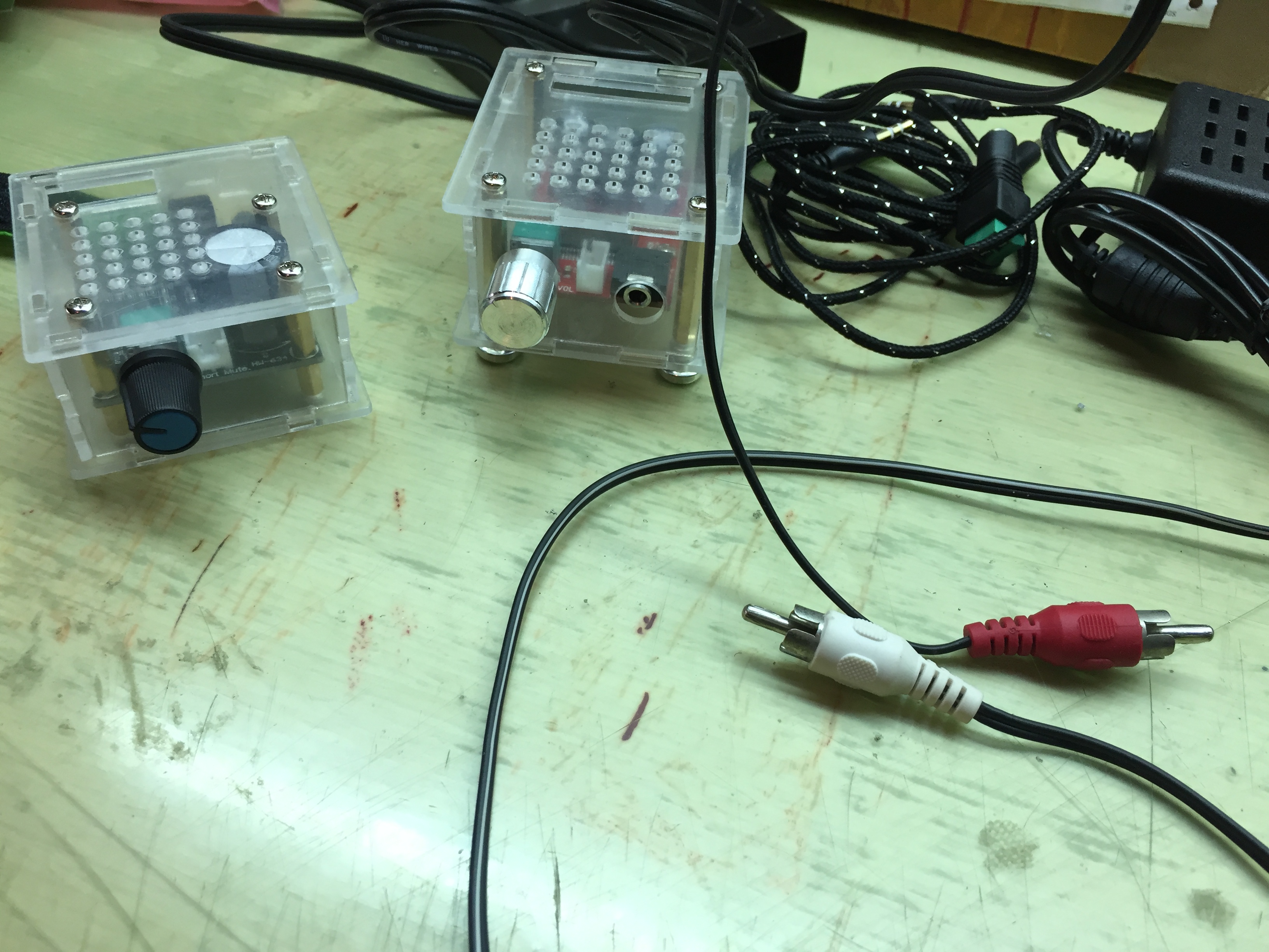 今天的兩隻主角：PAM8610（左）、YAMAHA YDA138-E（右）