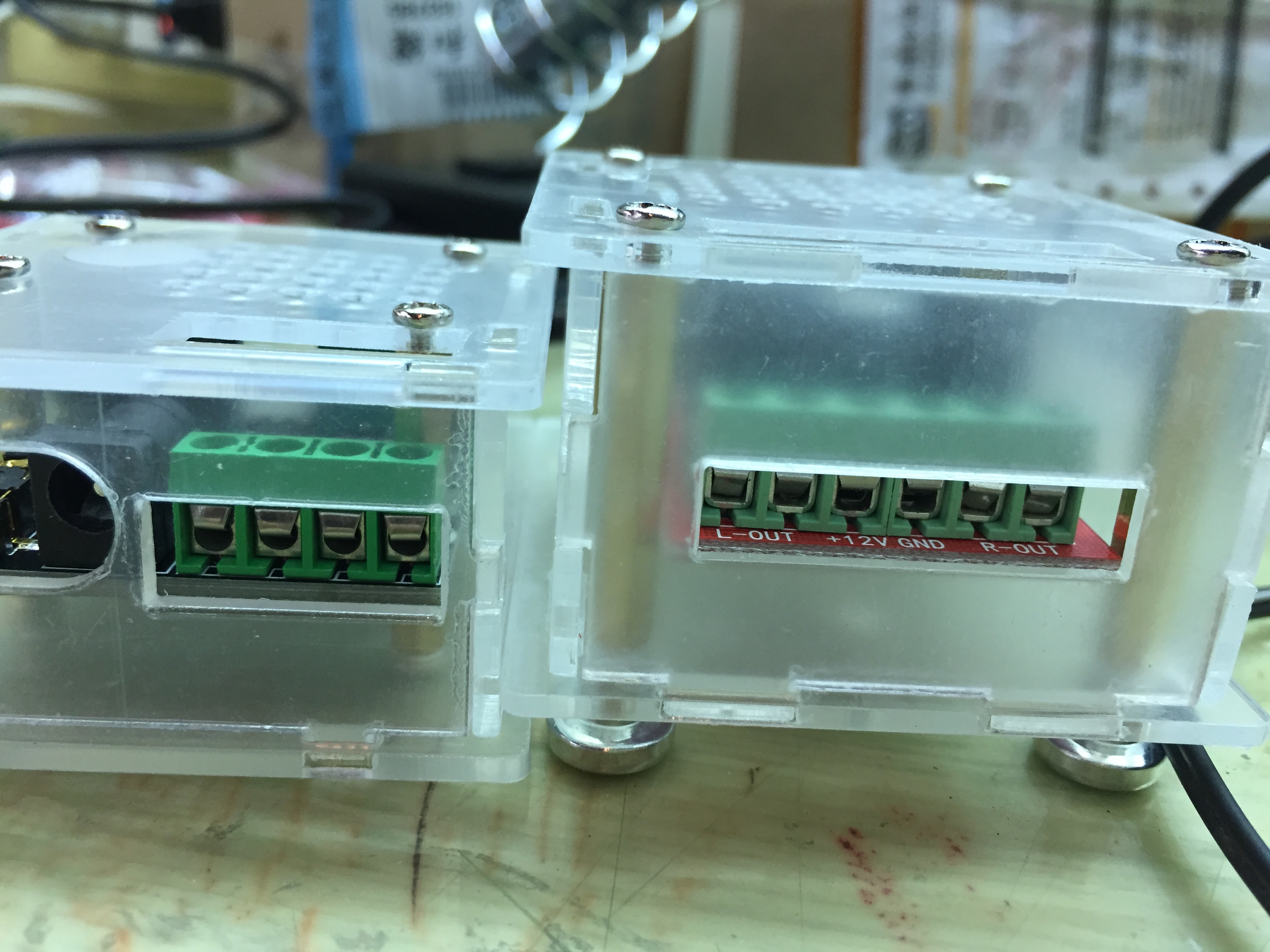 屁股上清楚寫著哪裡供電、哪裡左右聲道
