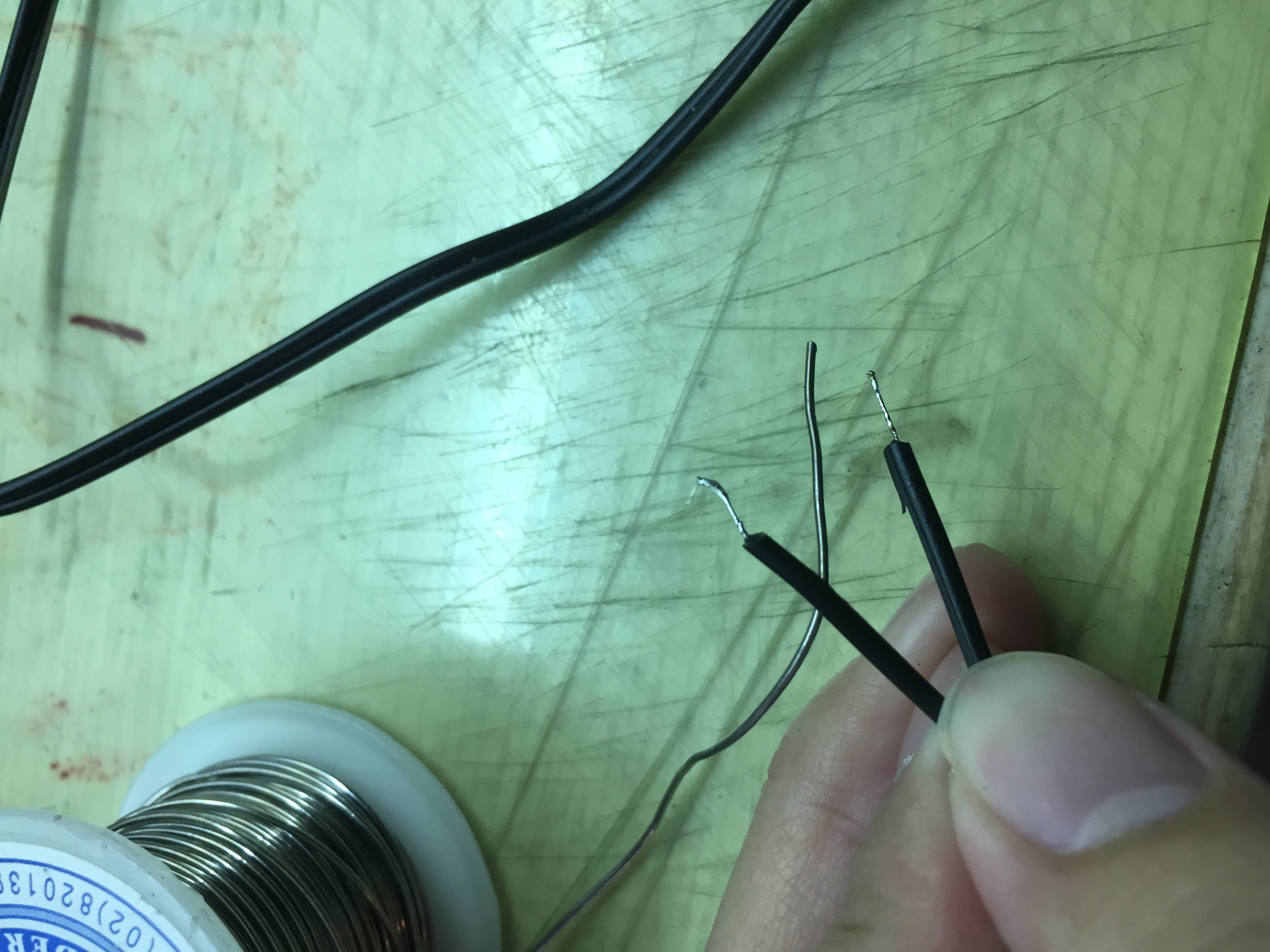 分開地線和正極，焊點錫上去