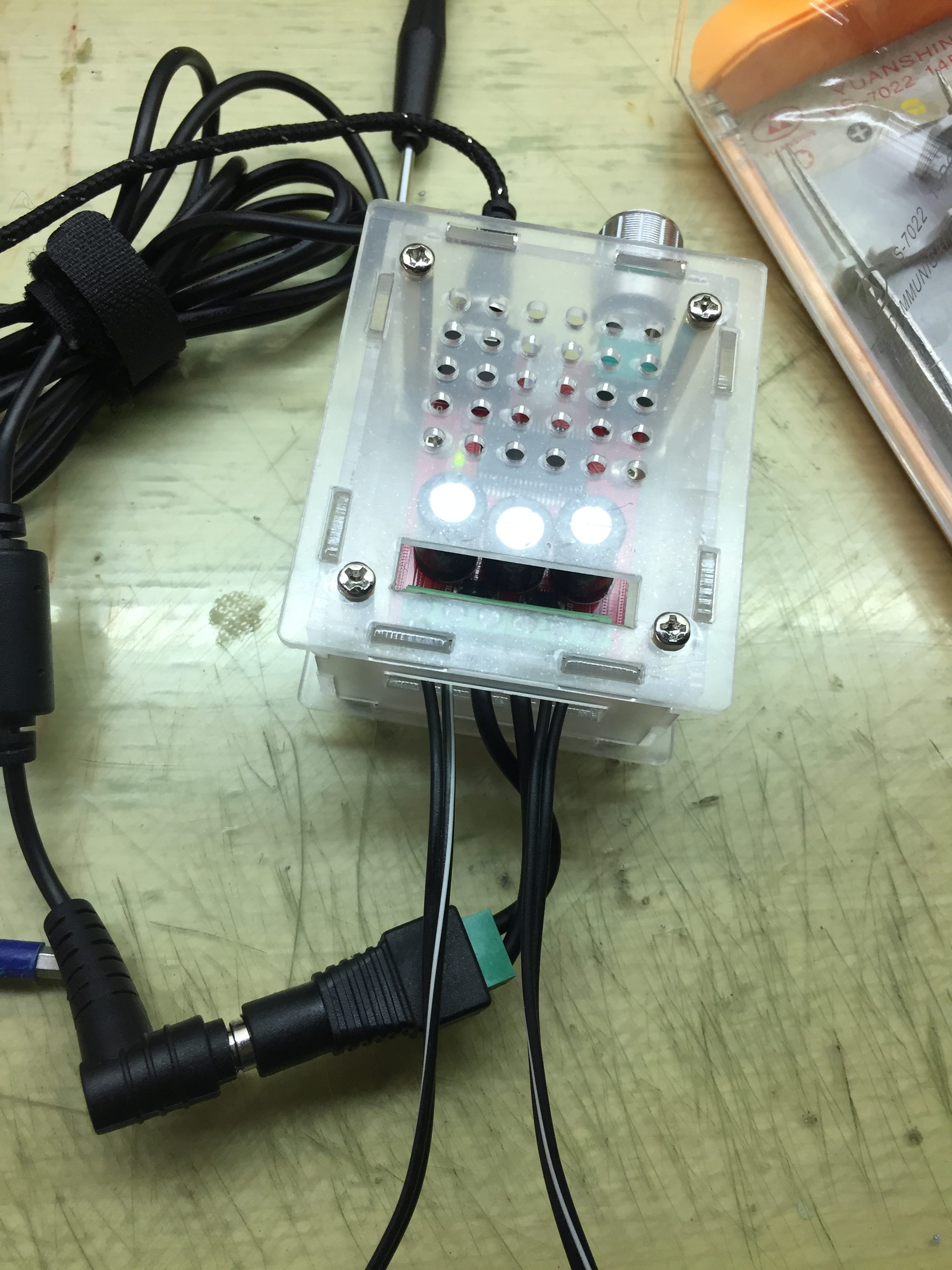YDA138-E供電正面會發淡淡的黃光喔