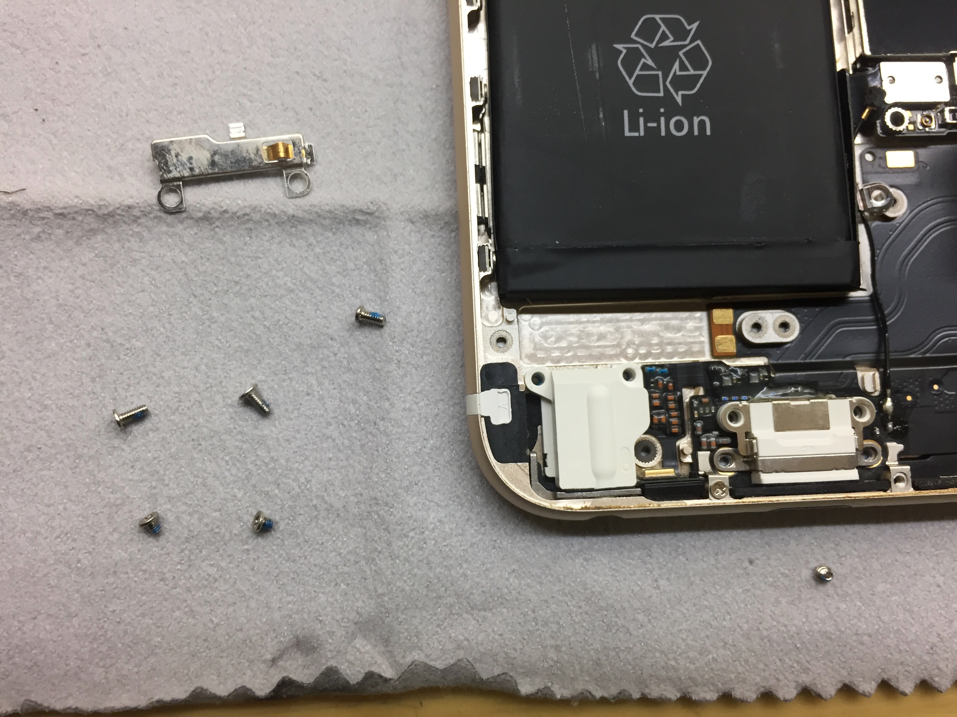 這小小的鐵蓋估計是隔離靜電用的
