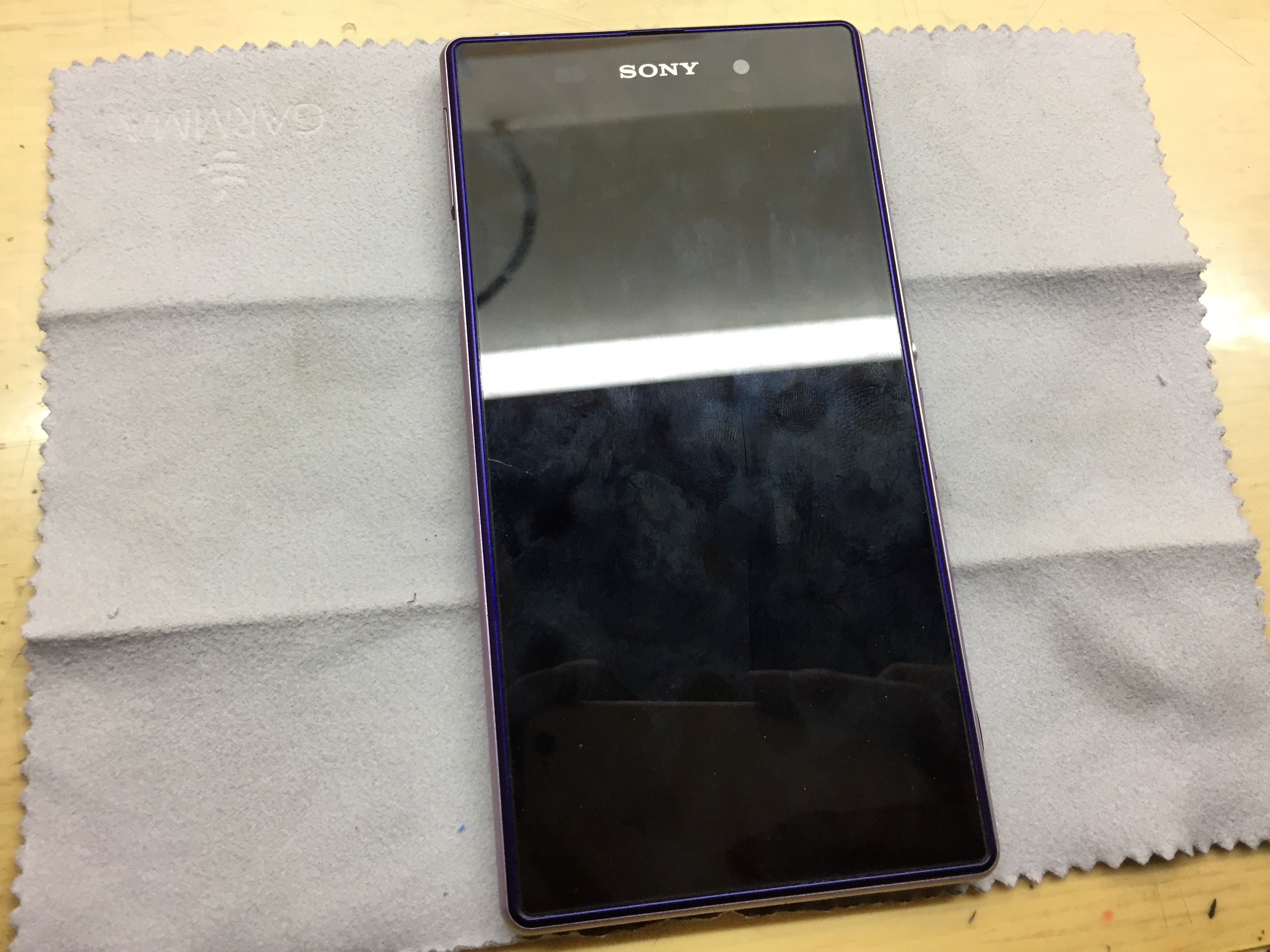 Sony Xperia Z1 本體，乍看之下沒啥問題，螢幕顯示也正常，但上半部份已無法觸控，客人說是摔到
