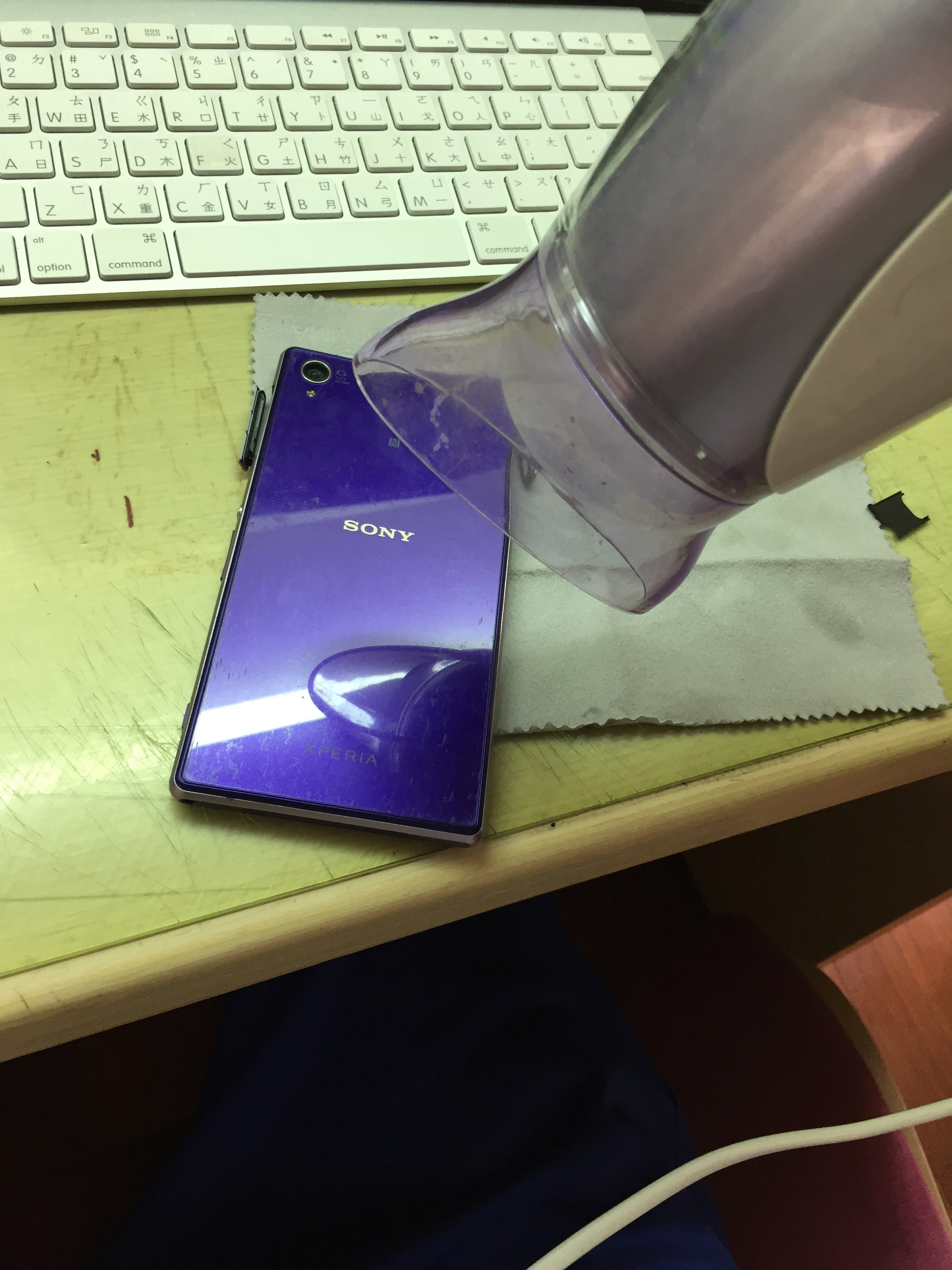 因為背蓋是用黏的所以我得用熱風槍（吹風機）先吹過一輪，大概1分鐘