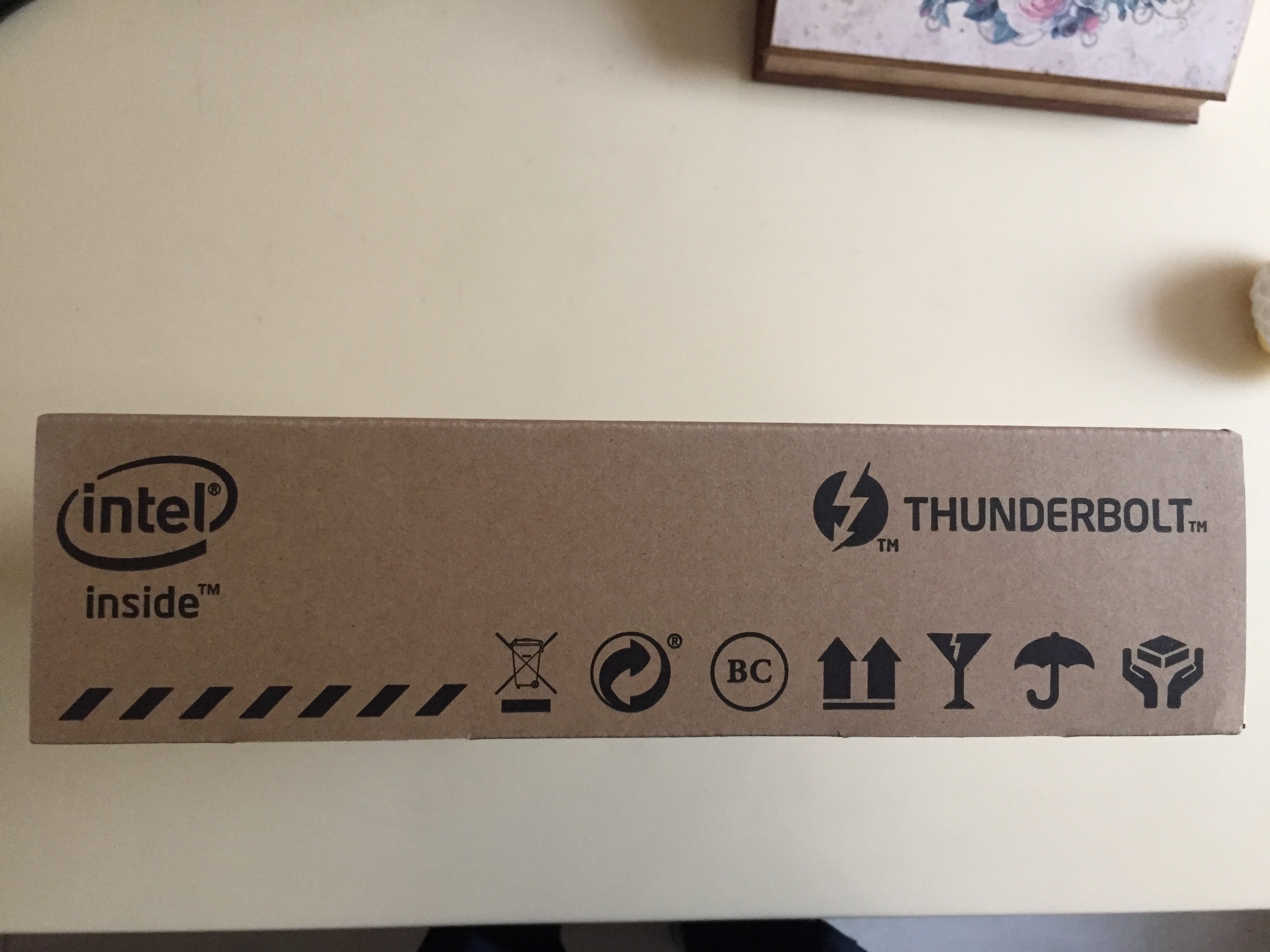 最引人注目的就是支援Thunderbolt 3了,市面上也還沒全部的PC都支援