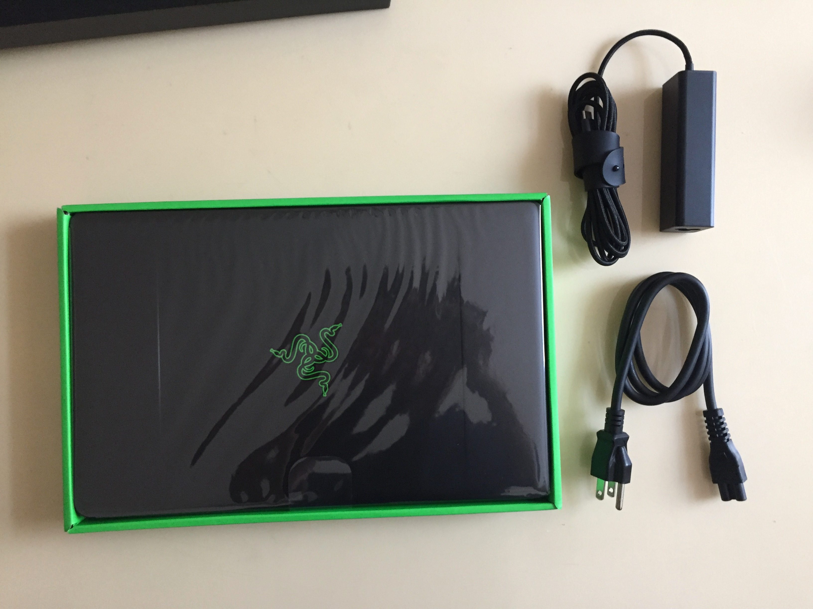 富的東西果然跟Macbook一樣簡單,啥電腦包、滑鼠等都不會給你
