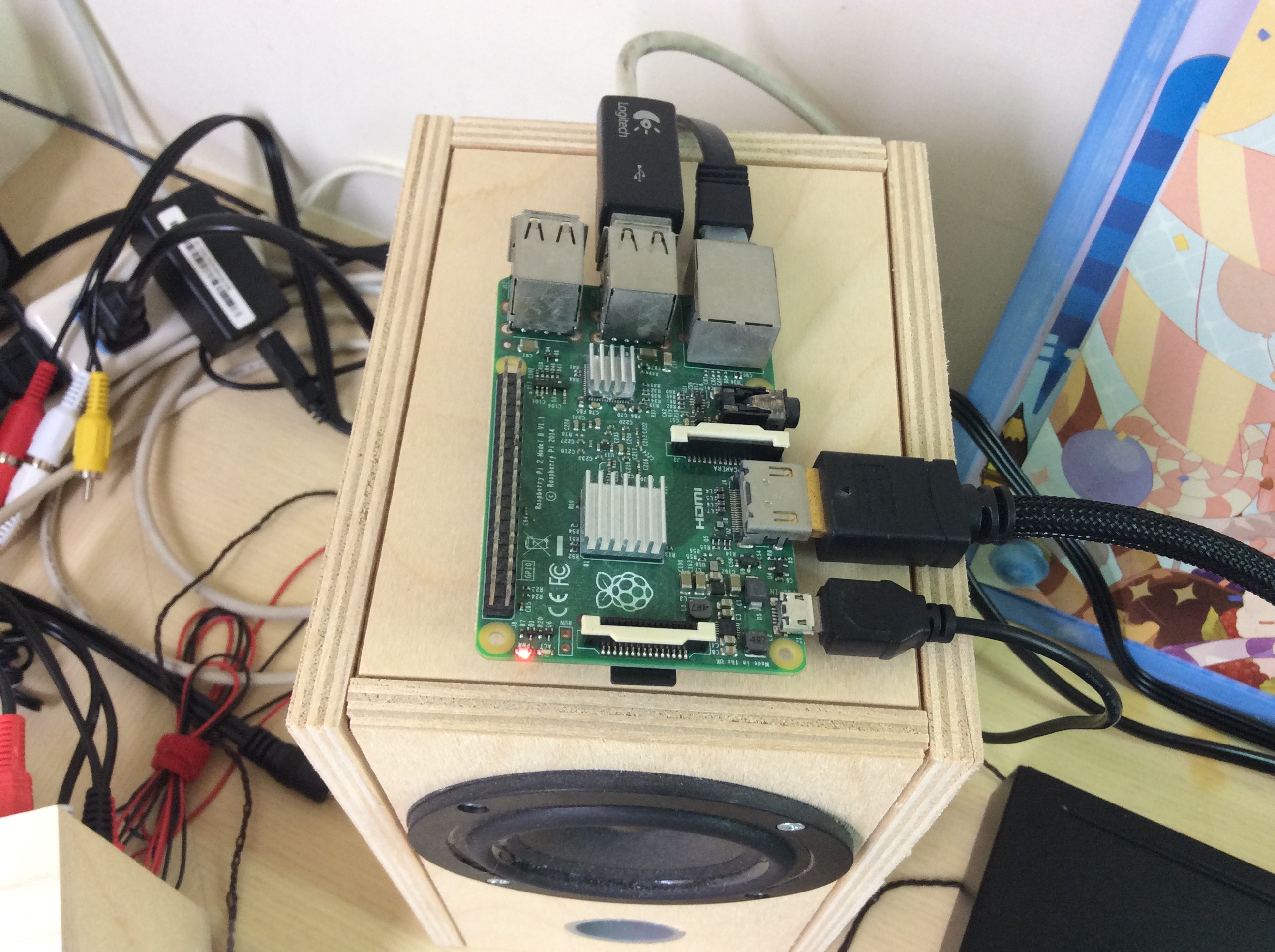 我是使用Pi 2 B+ 雖然已經推出很久了,不過堪用。 插上灌好RasPlex的記憶卡、HDMI、網路線、無線鍵盤滑鼠USB、音響用的USB線