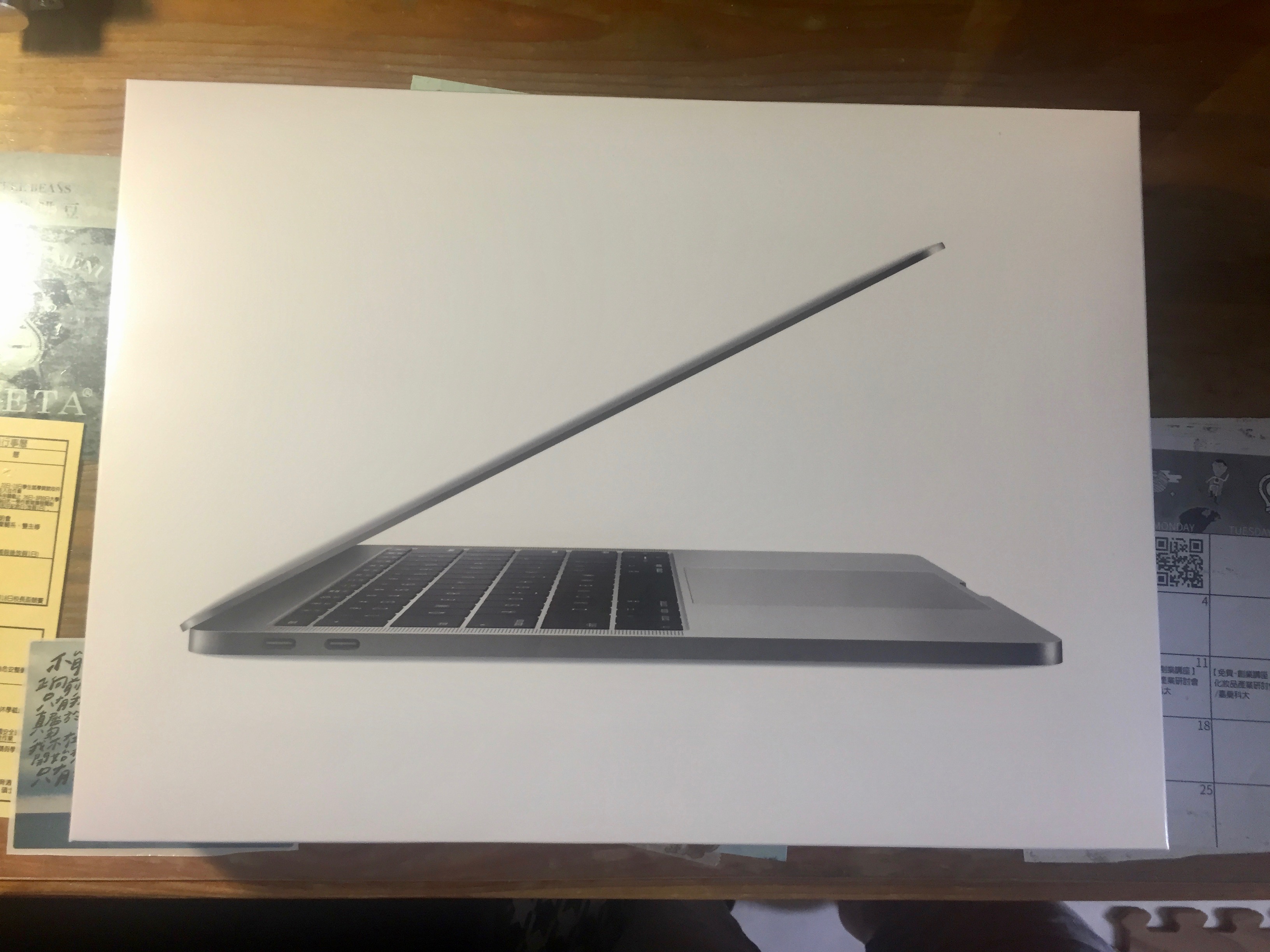 由於今年沒有新Macbook Pro所以只好取捨買2017年配備2018年生產的,包裝一如往常的簡潔有力