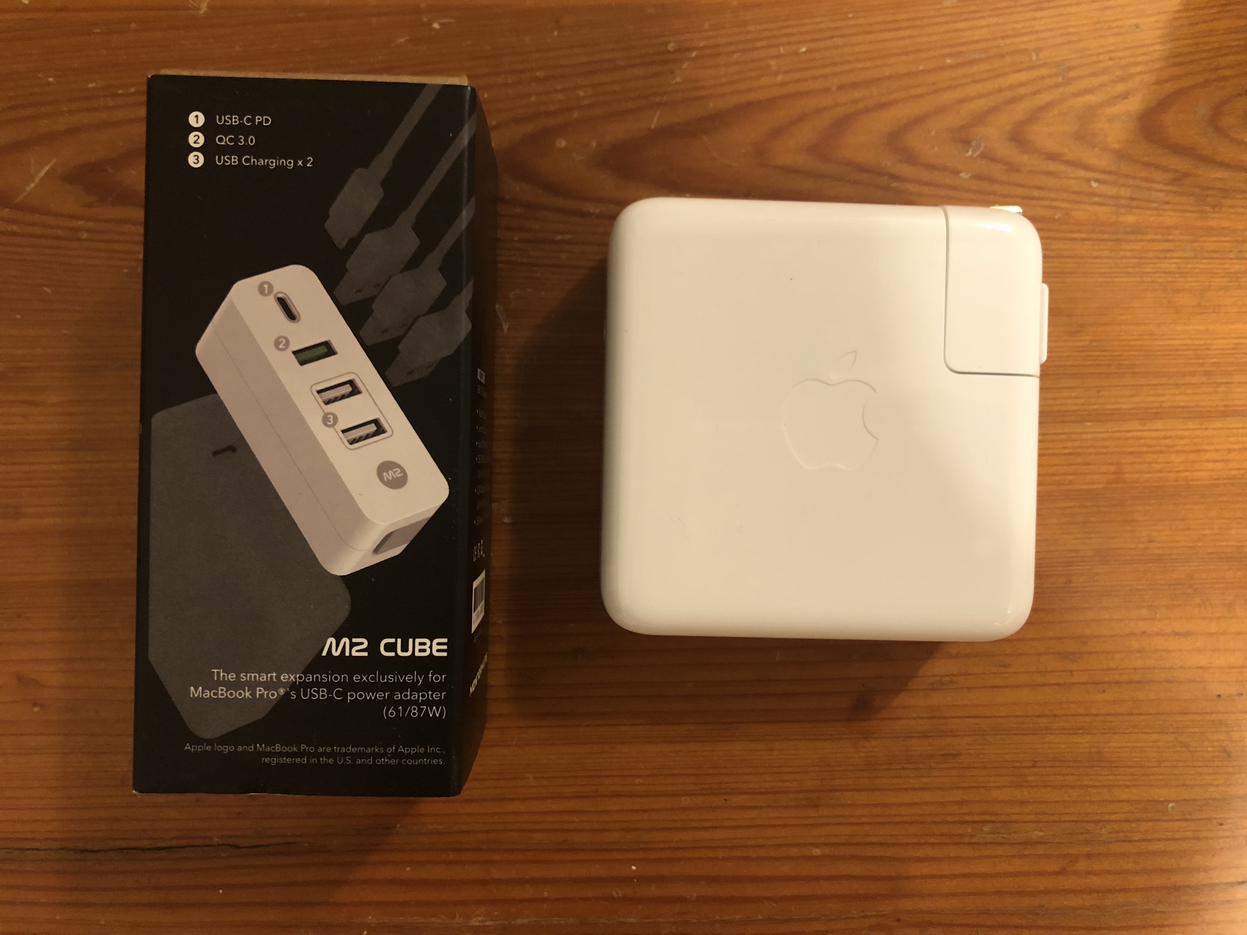 盒子也不大,跟我的61w充電器比起來稍大一點而已