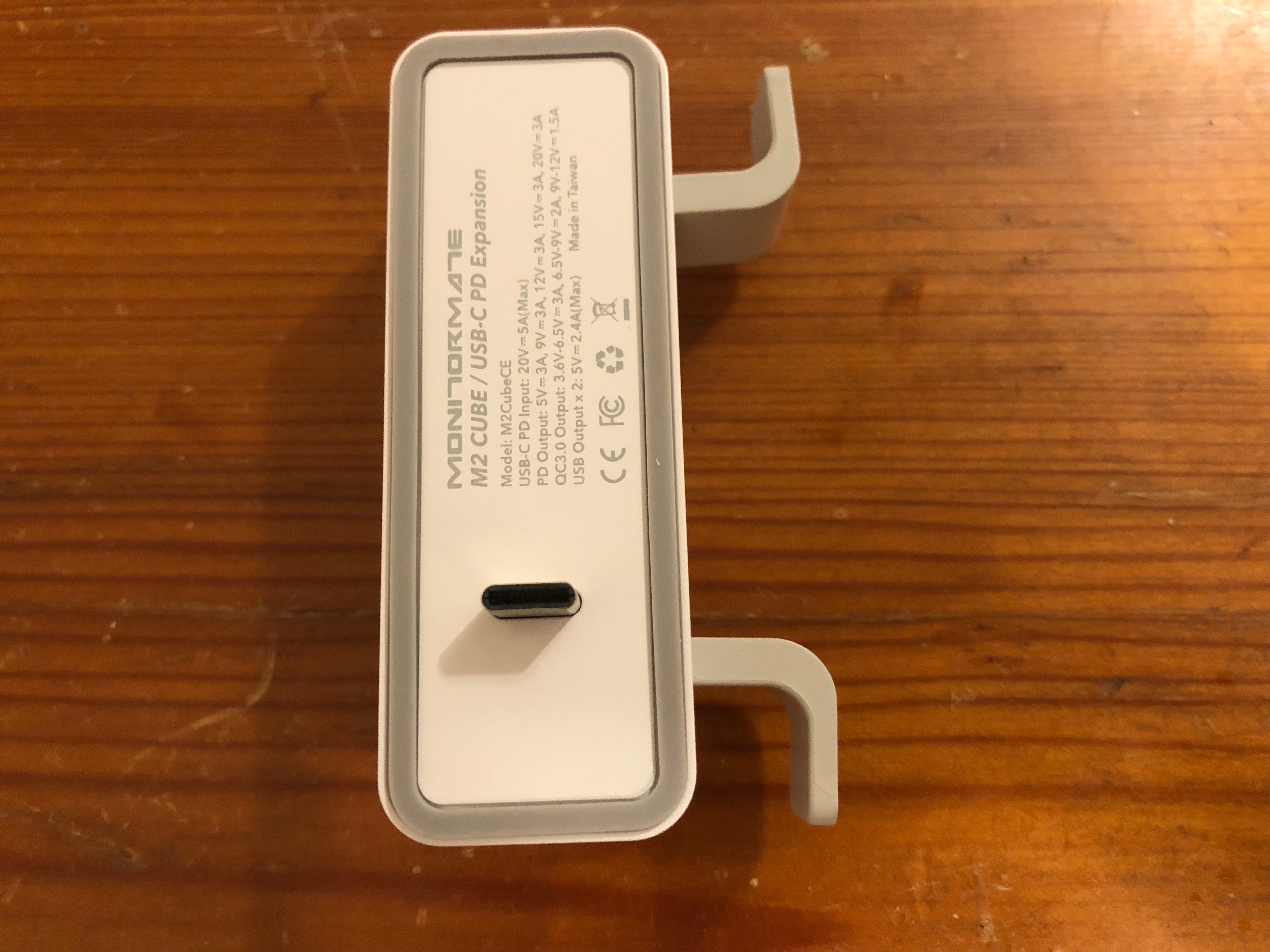 另外最直得一看的特點是這個——能夠透過側邊對蘋果長長的的USB-C線進行捲線(收線),自從蘋果把這好用的功能移掉以後線都不知道怎麼收了(汗
