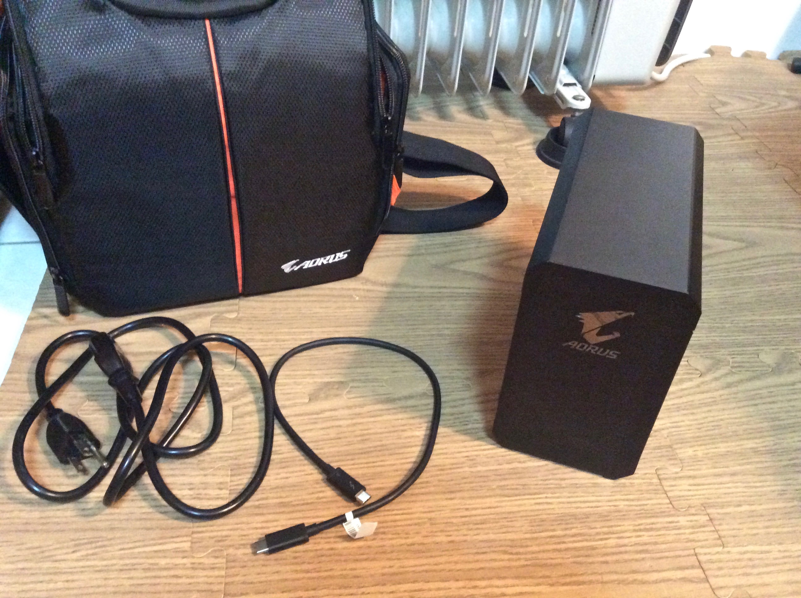 所有配件就這樣,很簡單但至少付了條貴鬆鬆的Thunderbolt 3線,外面有人單賣那條30cm的線就要300元