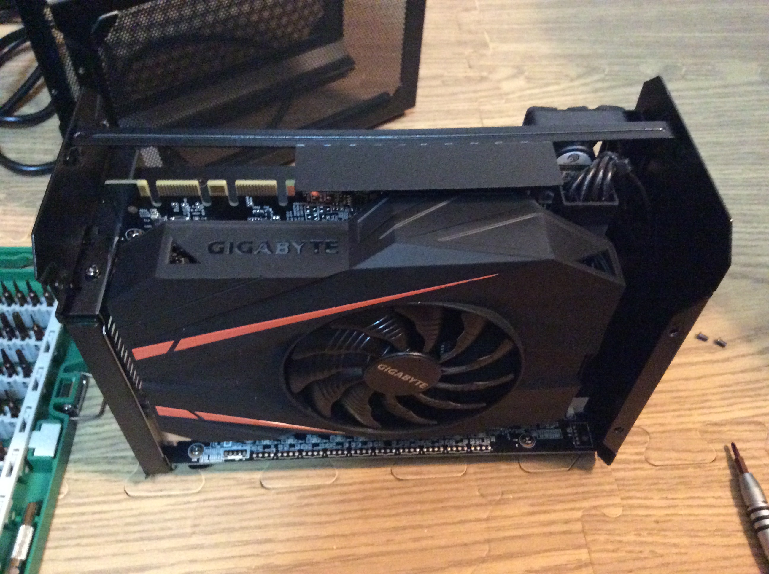 從上面看到這張GeForce® GTX 1070 Mini ITX 8G (rev. 1.0)他甚至可以拔下來使用SLI,十足強大的破壞力啊!旁邊使用6Pin的供電,下面則是不起眼的LED燈條