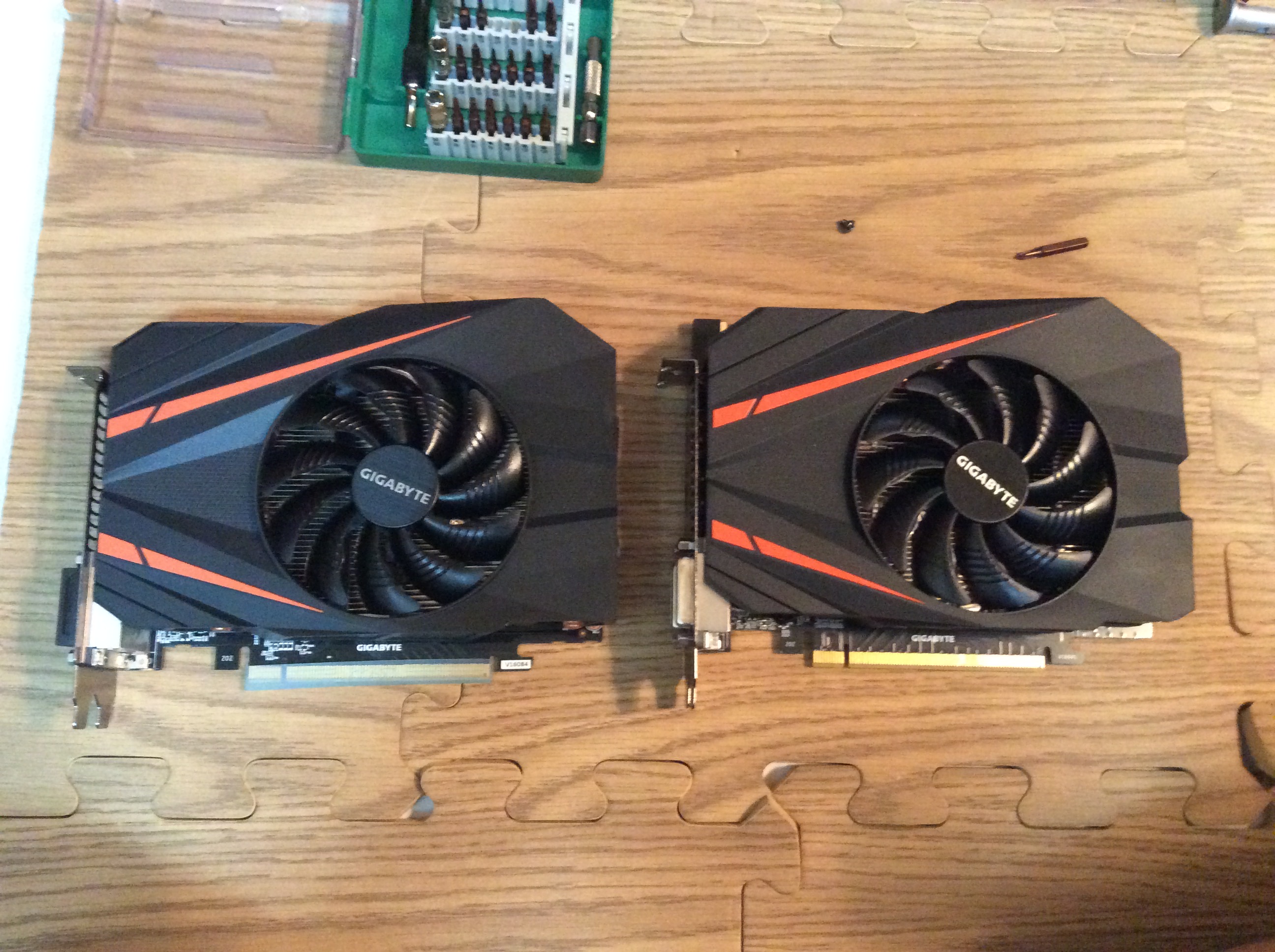 拿出了自己收藏的GeForce® GTX 1060 Mini ITX 3G (rev. 1.0),對比之下根本看不出哪張是哪張www(廢話