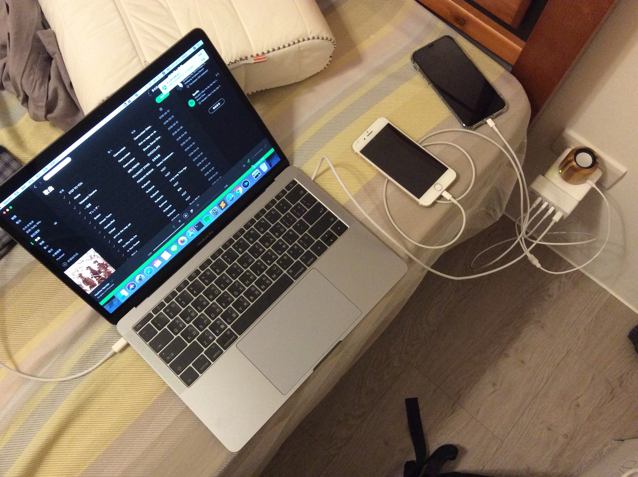 最後來個壓力測試,出差的所有設備接上,Macbook Pro、iPhone*2和小音箱,看起來所有設備都正常充電,沒有大礙