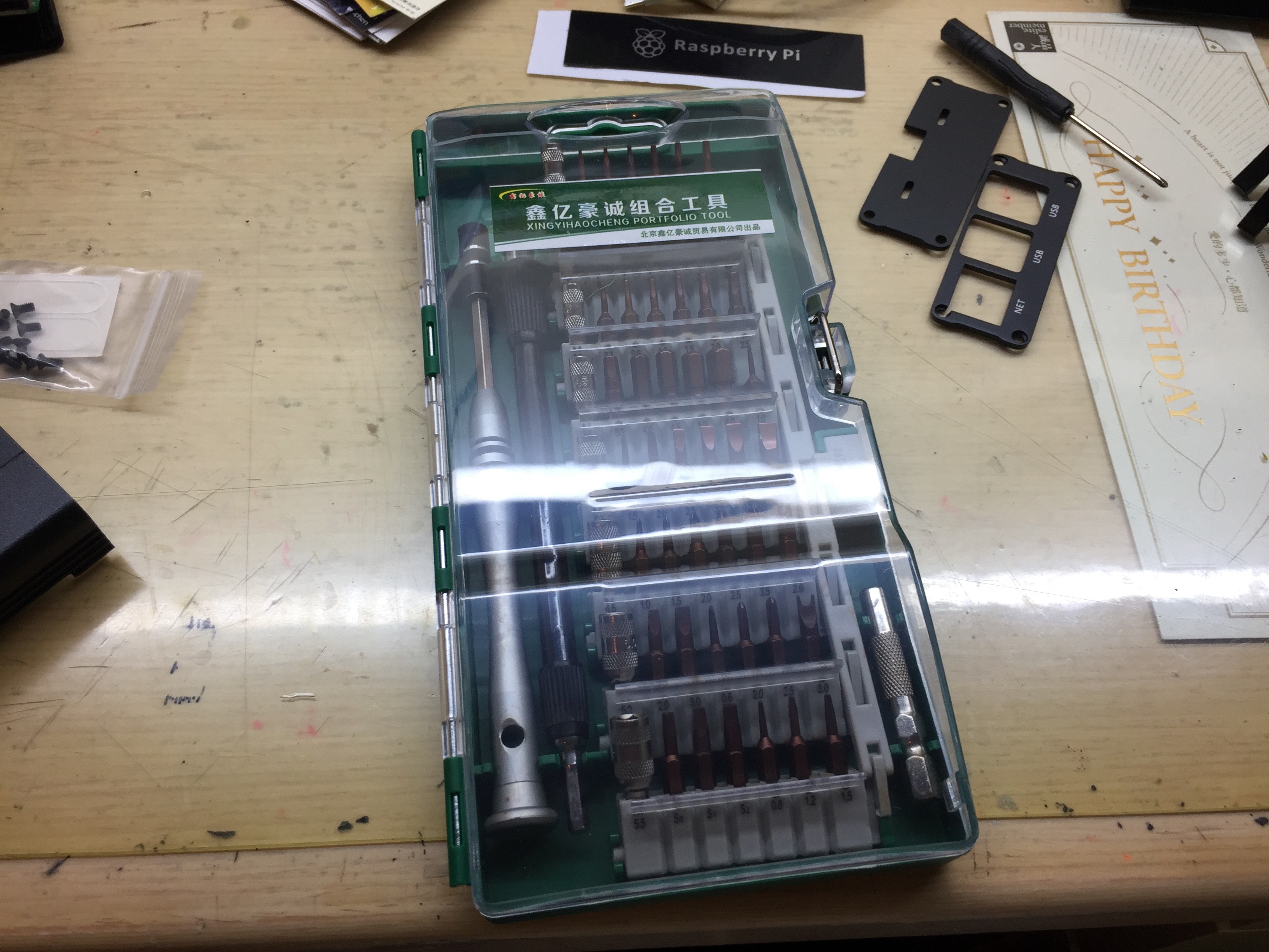 順便介紹個好用的工具，我順便訂了一組「多功能螺絲刀組合套裝 60合1」一個也是CP值爆高，手機螺絲基本全靠它通吃、又耐用，詳情按旁邊的Message聯絡我
