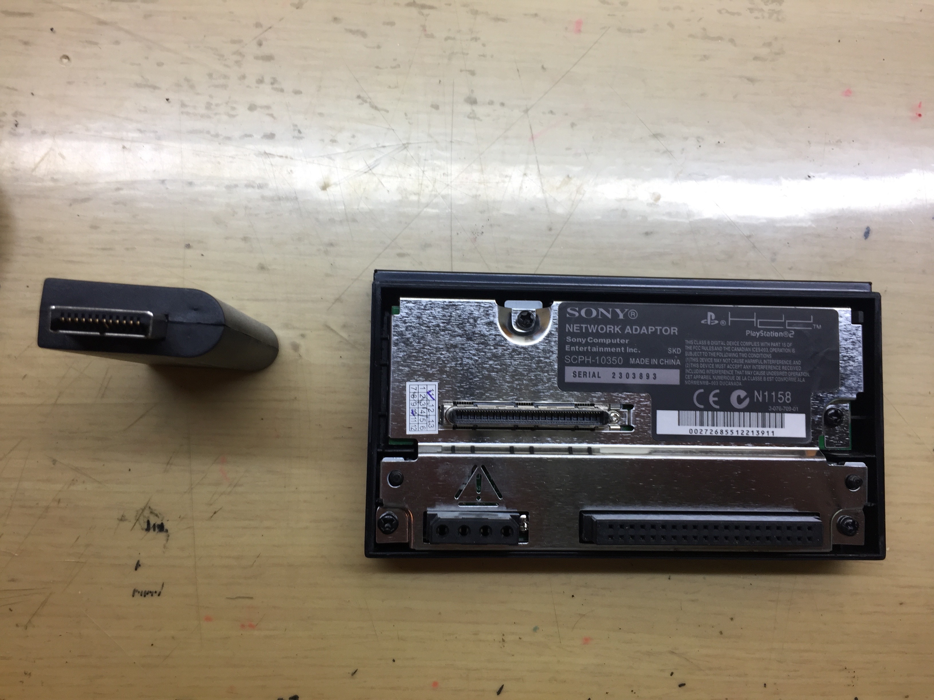 網卡轉接器下方街口拍的很不明顯,是大4PIN 供電與IDE排線接口。上方則是PlayStation 2 Expansion Bay(維基查到的)很有趣的一個玩兒,可以允許用戶接網路線與硬碟