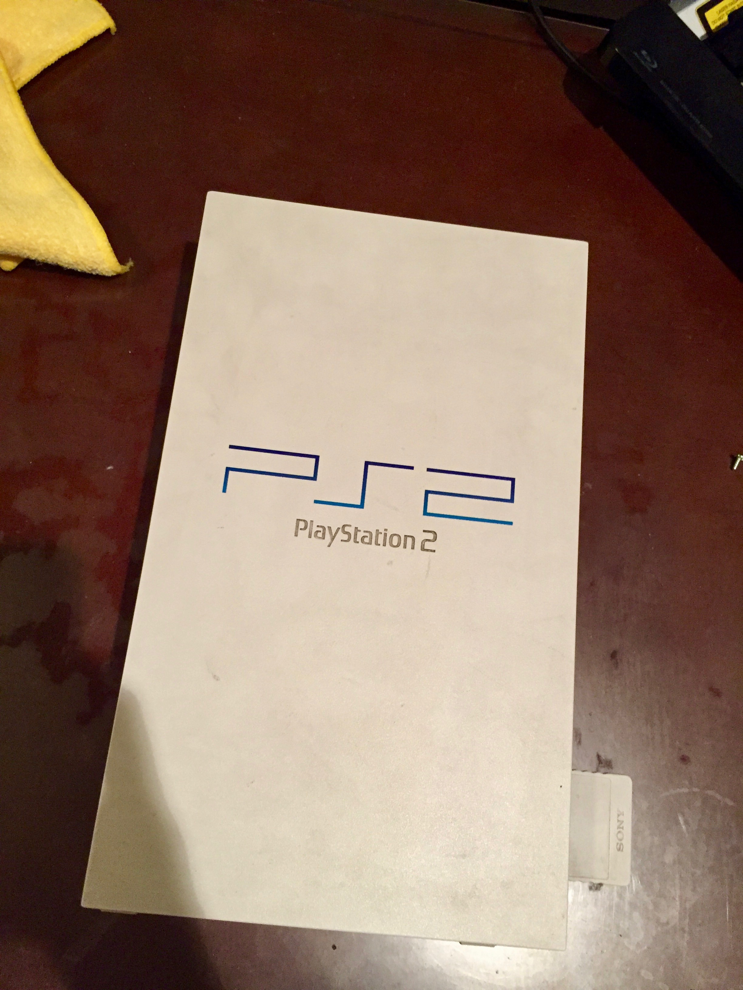 挖出封塵已久、萬年不死的5W PS2,他代表了我的童年,那種看到彩色3D的熱血、感動是現在小屁孩不曾擁有的