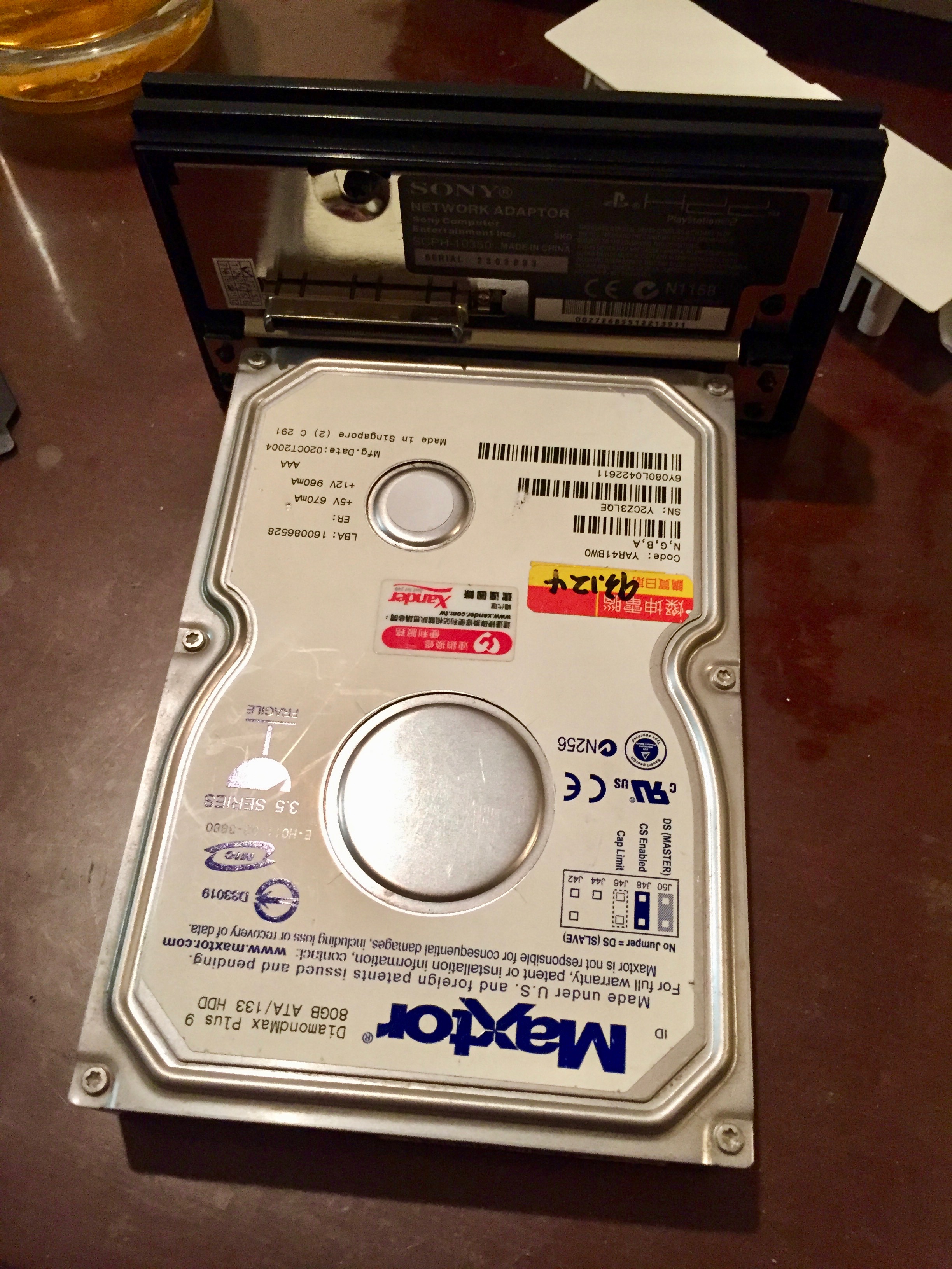 插上我不知道從哪裡幹來的40G硬碟,如果購買官方的Linux kit是附贈希捷40G,雖然我有希捷80G的硬碟,不過我想安裝Linux也用不著這麼多,之後有時間會寫非官方安裝Linux的教學文