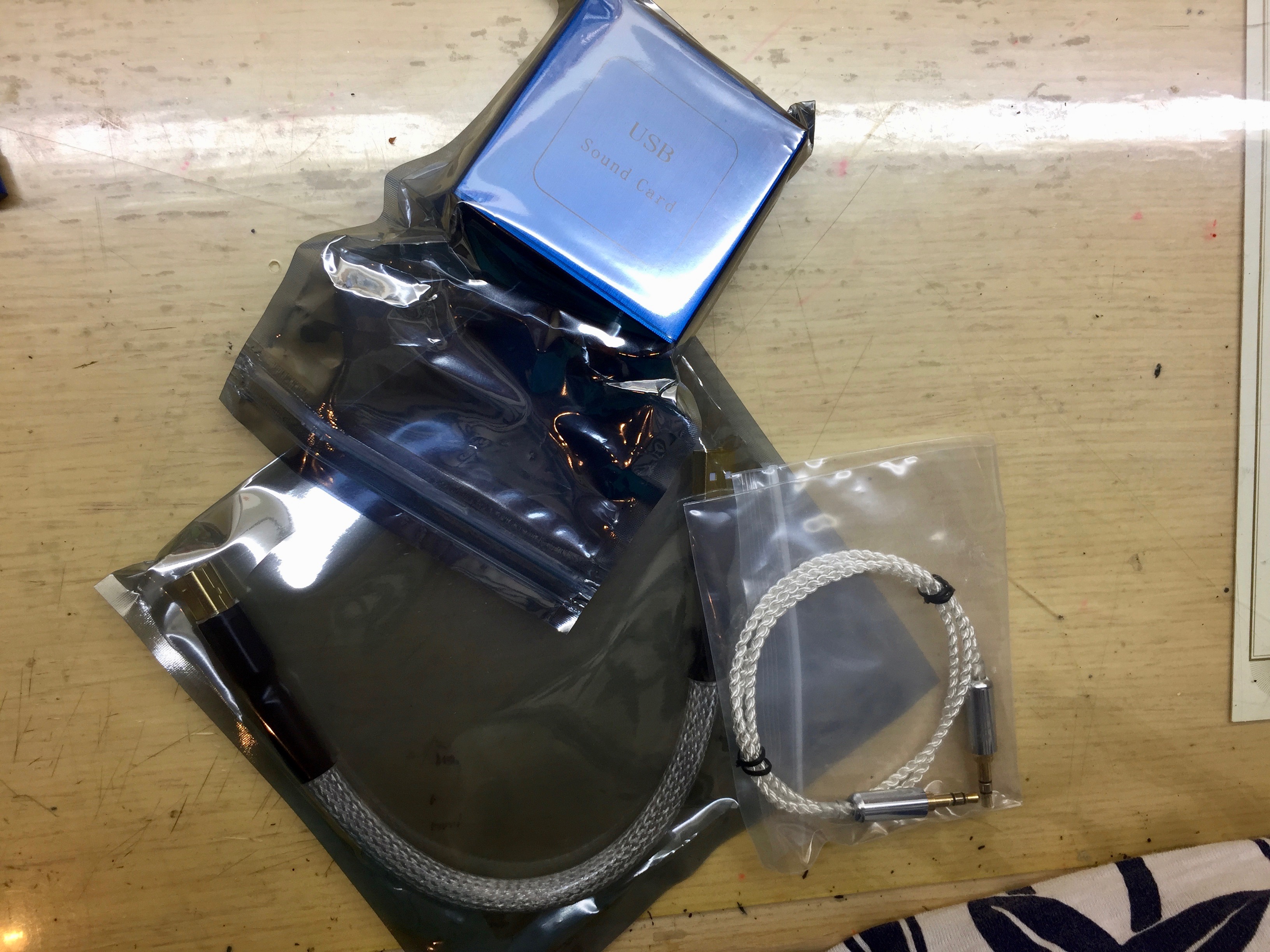 一次全丟桌上，至少有用靜電套包起來，值得嘉許