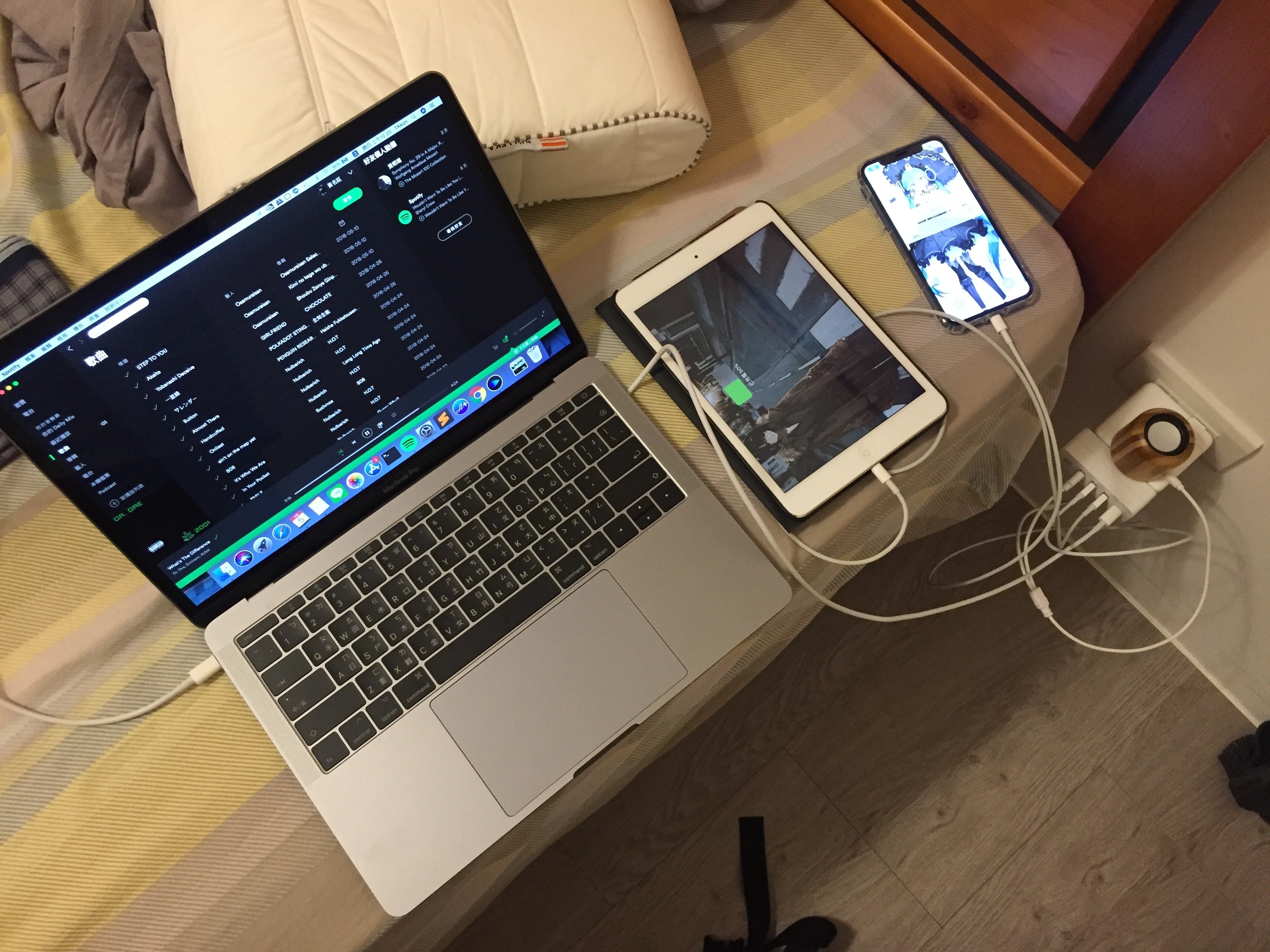 將一隻iPhone換成iPad mini以後問題出現了,所有裝置開始瘋狂跳針,瘋狂發出充電音效,反覆在為充電和已充電之間,推測是因為iPad mini太吃電了(2.1A才支援)拔掉他以後其他設備正常充電