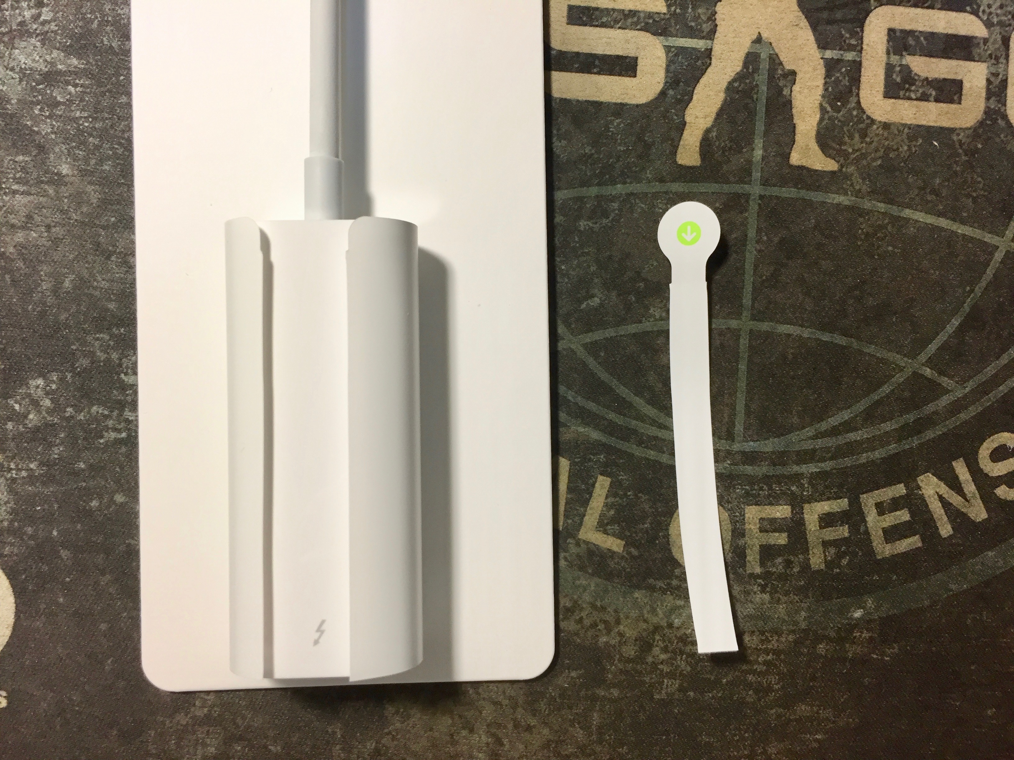 真的佩服Apple的設計,只要一直撕封條就能輕鬆將本體拿出。不像一些三流產品必須把外包裝強制拆開才能拿取,相較之下它給的是一種優雅的包裝設計