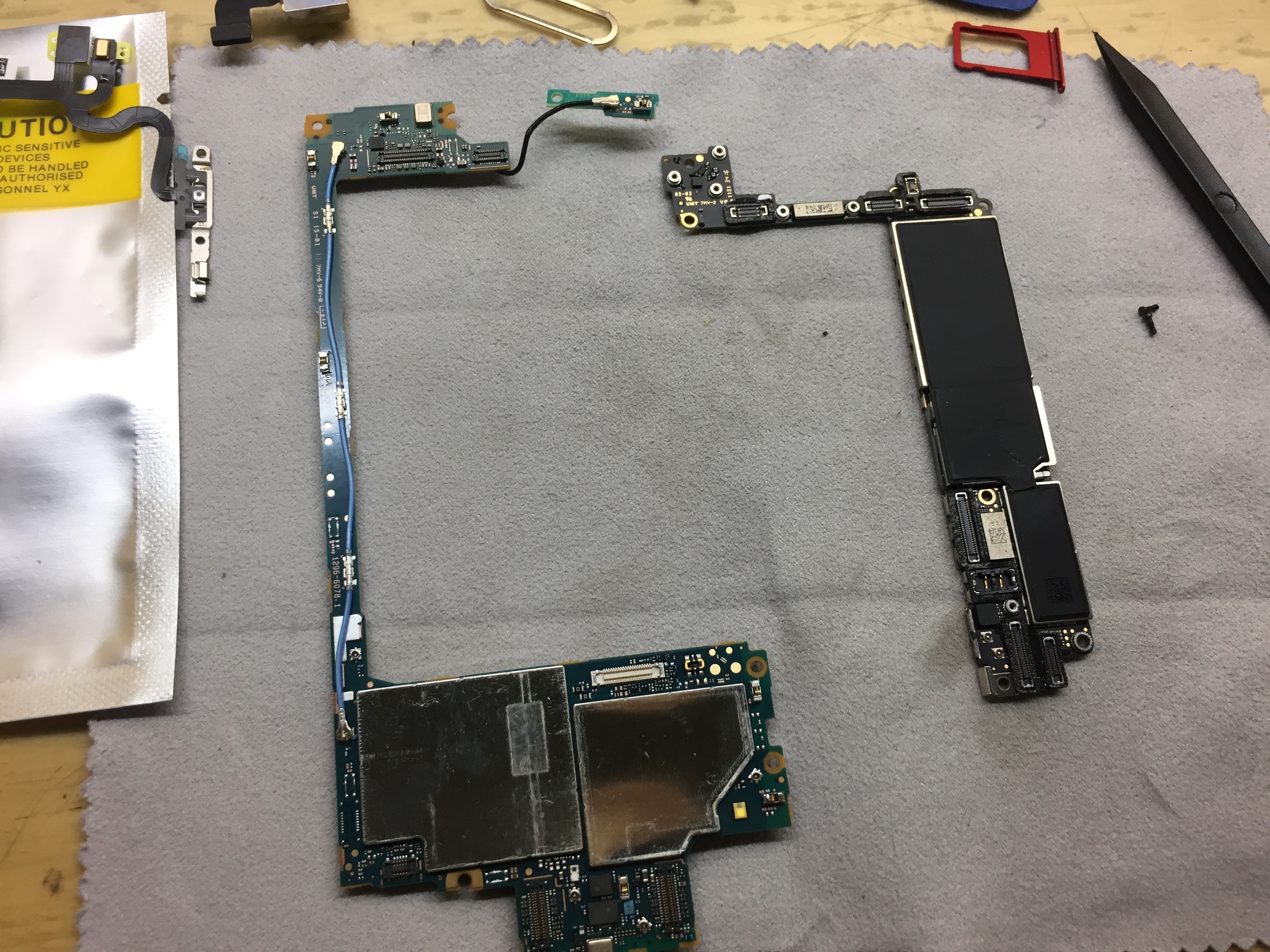 將主板拆下與旁邊的Sony X主板對比，發現Apple連處理使用者看不到的部分都很細心