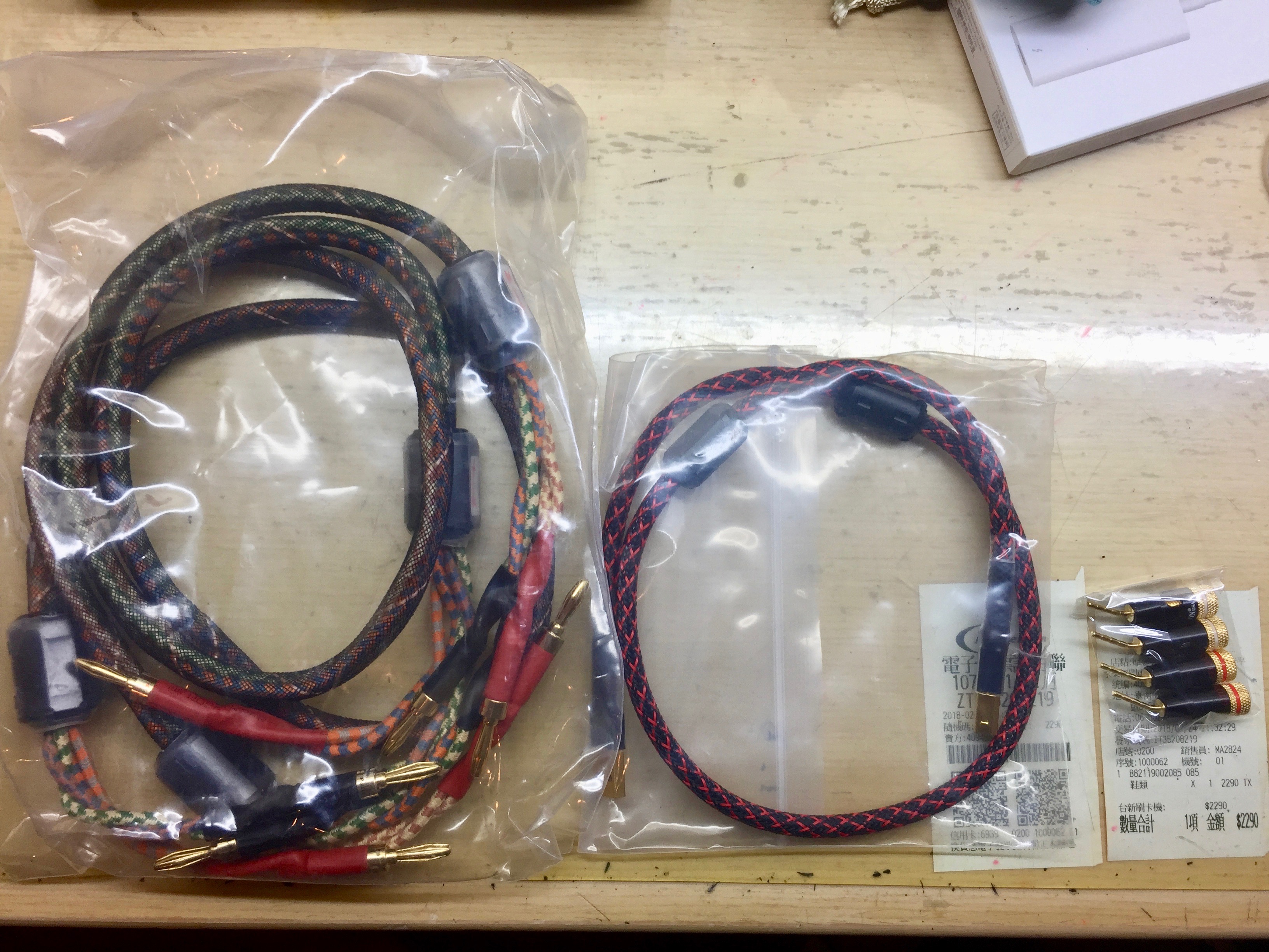 依左至右：美國西電 進口喇叭線、台灣YYAUDIO 發燒級無氧銅 USB線，最後是香蕉插轉針插，是給另一組晶體擴喇叭使用的
