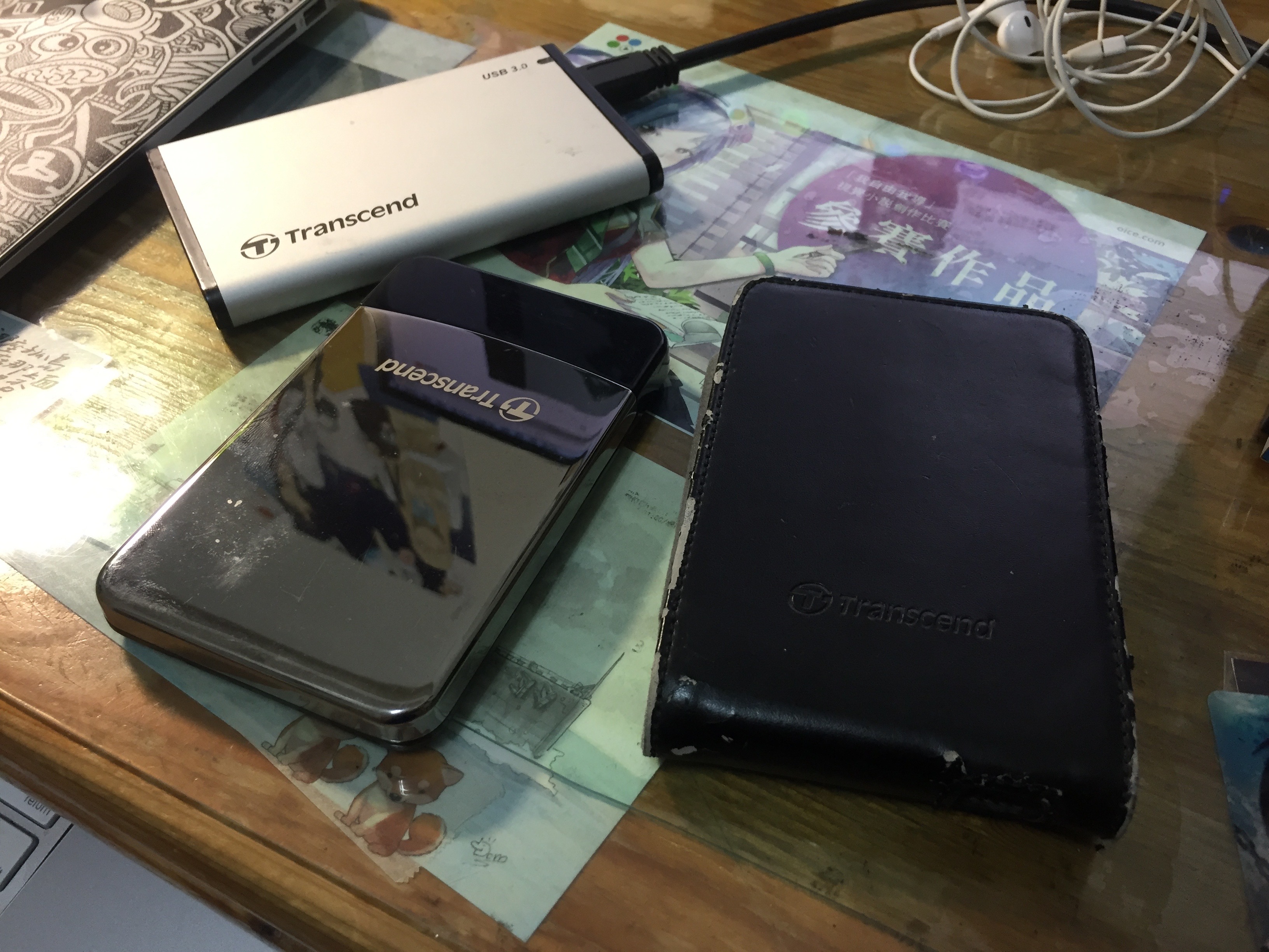 今天我們要拆的主角"Transcend StoreJet 25C"的500G版,當初我十分喜歡他那鏡面的設計(不過也很容易髒)如今他的保護套被我用的破破的了,該退休了呢