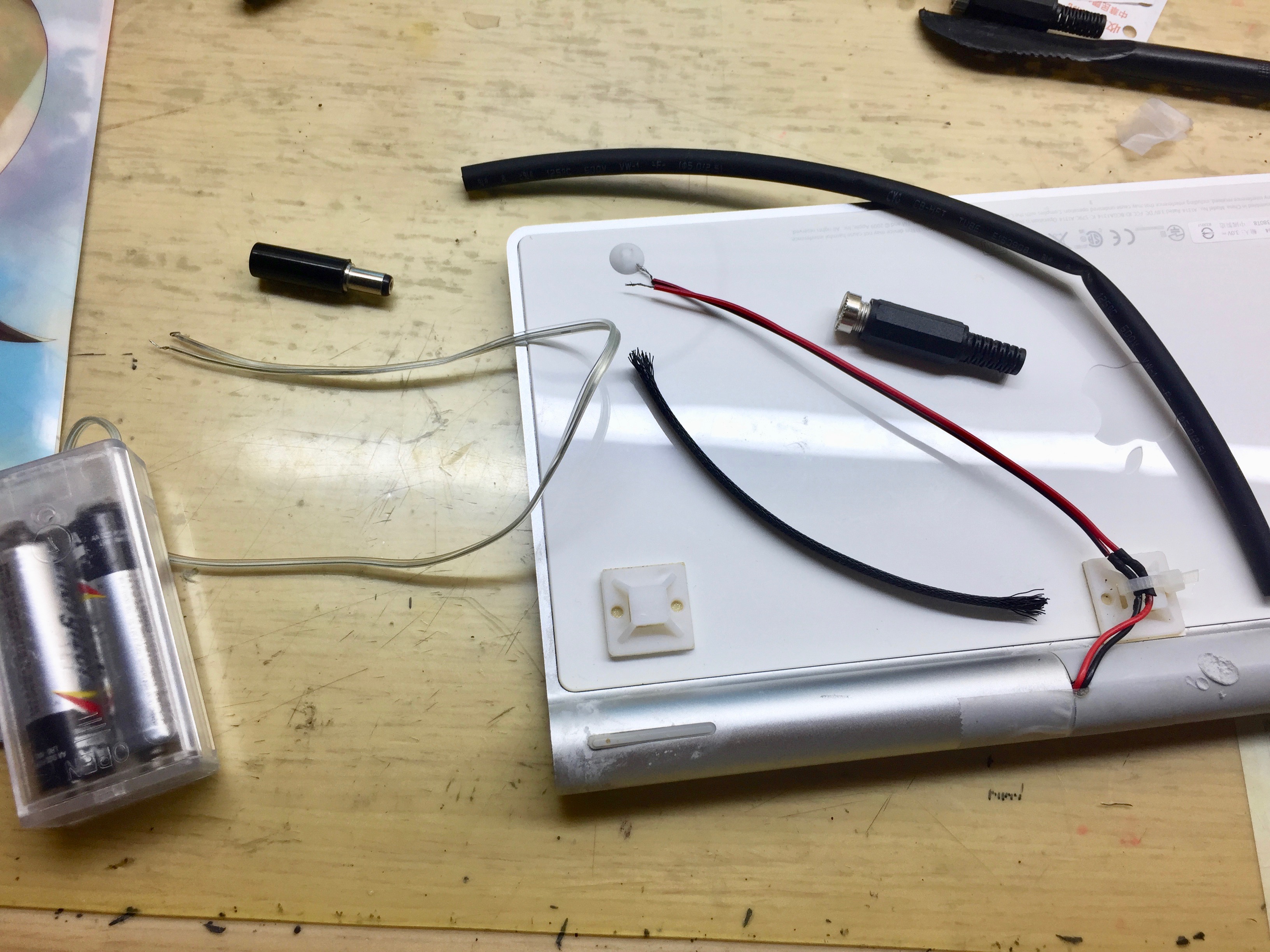 這次的工具有這些：DC公頭母座各一、電池盒、熱縮套與編織網