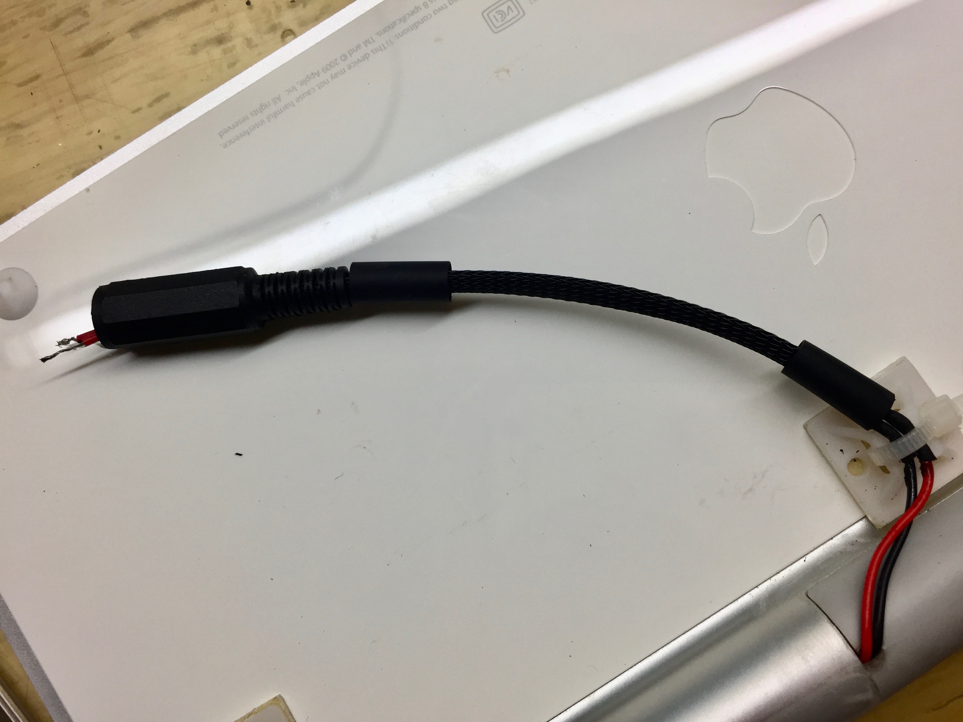 先確定長度，將熱縮套與編織網先套入上次焊的單芯線，最後將DC母座套在線的尾端