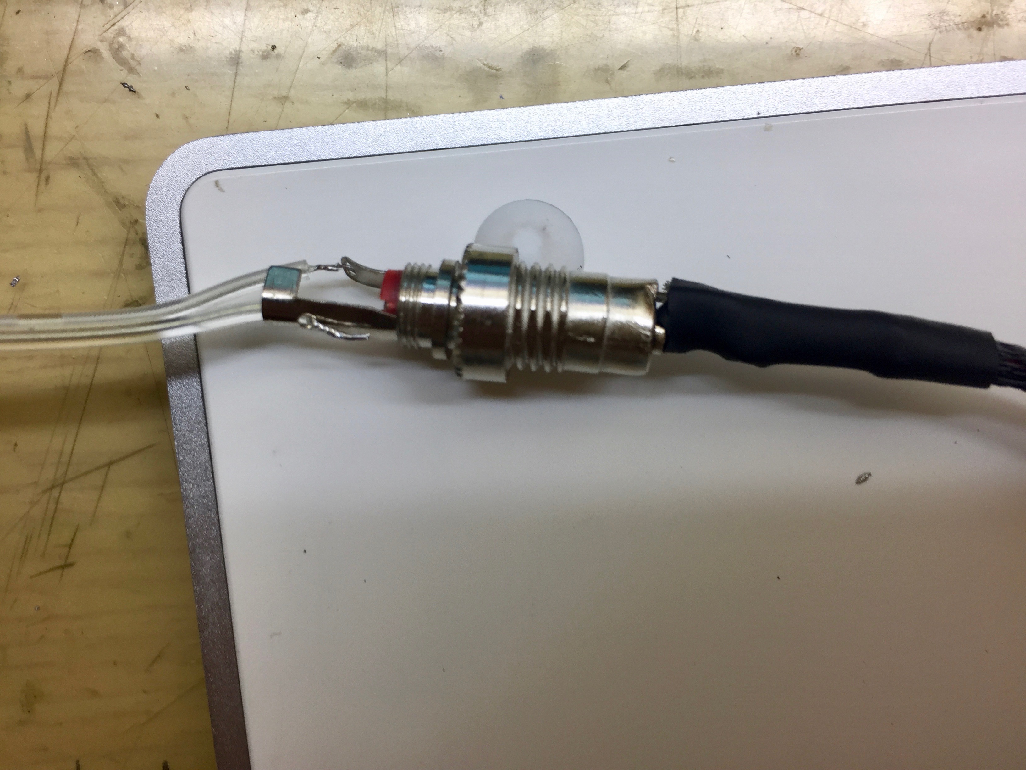 連同熱縮套我一併焊在了裡頭，並連上電池盒和已經焊好的DC公頭