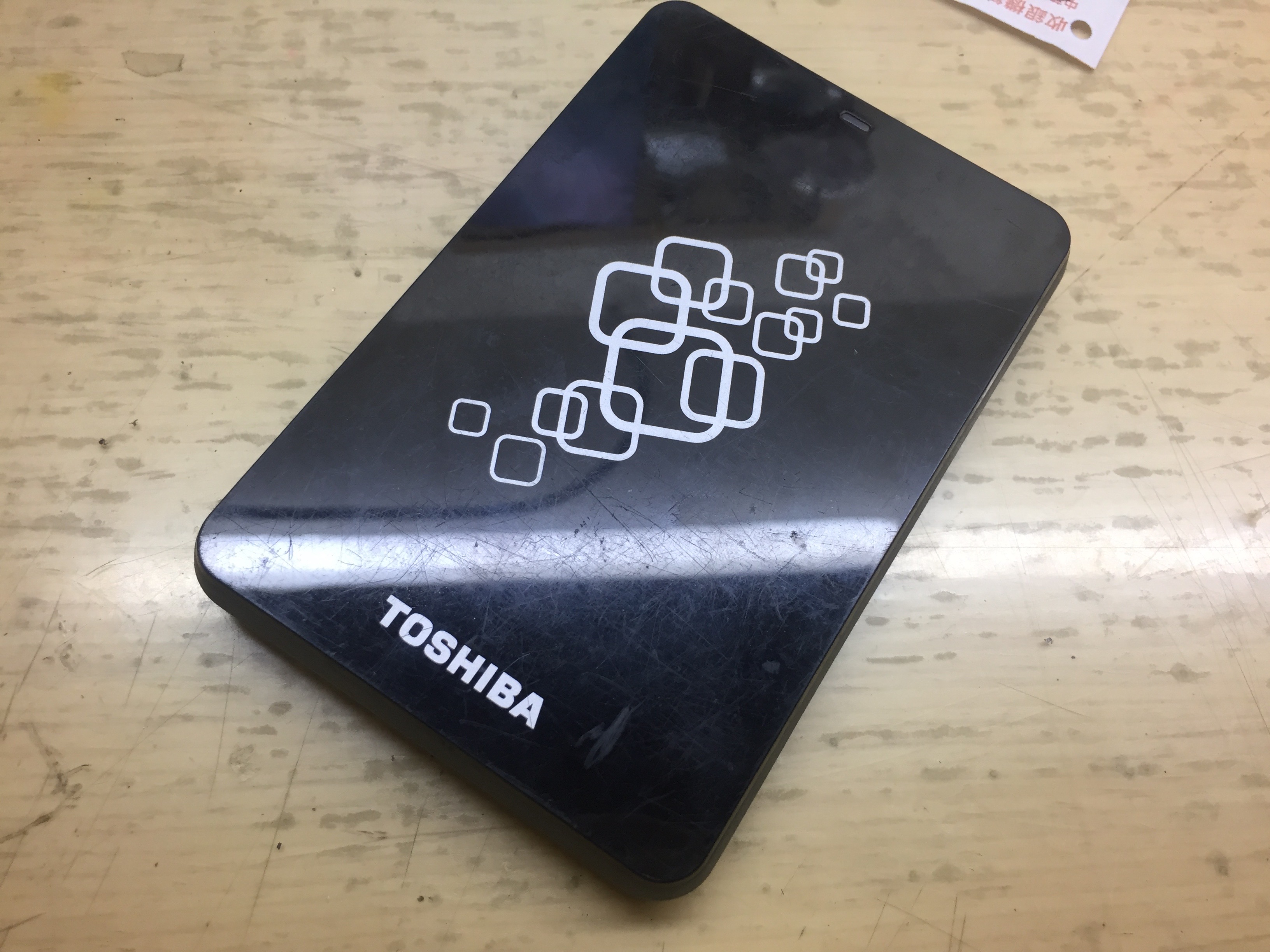 這顆已經使用超過多年的TOSHIBA V63700-A 500GB差不多可以壽終正寢了，但今天要讓他起死回生
