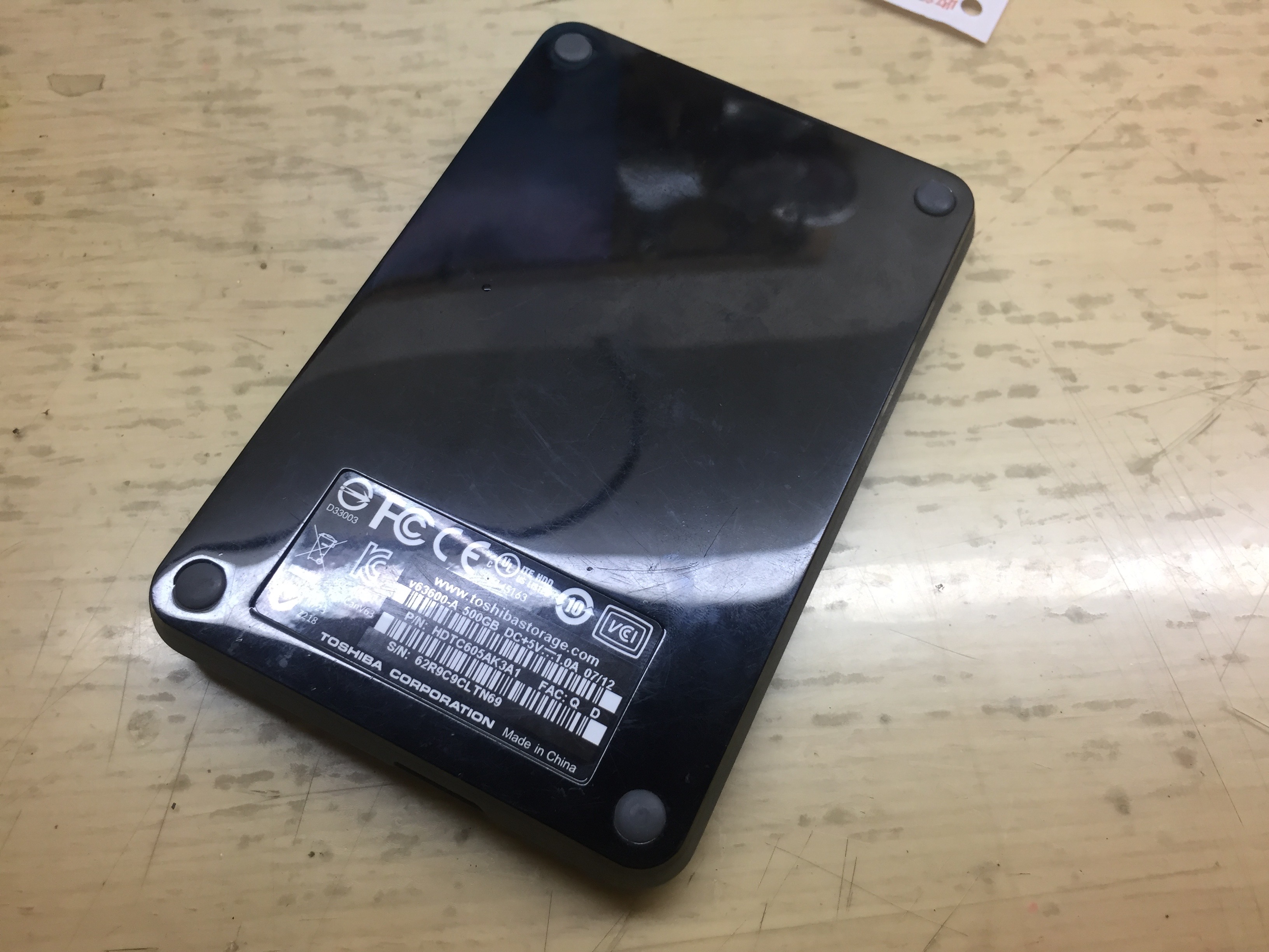 翻到背面找螺絲，但其實這顆硬碟外表根本沒螺絲....
