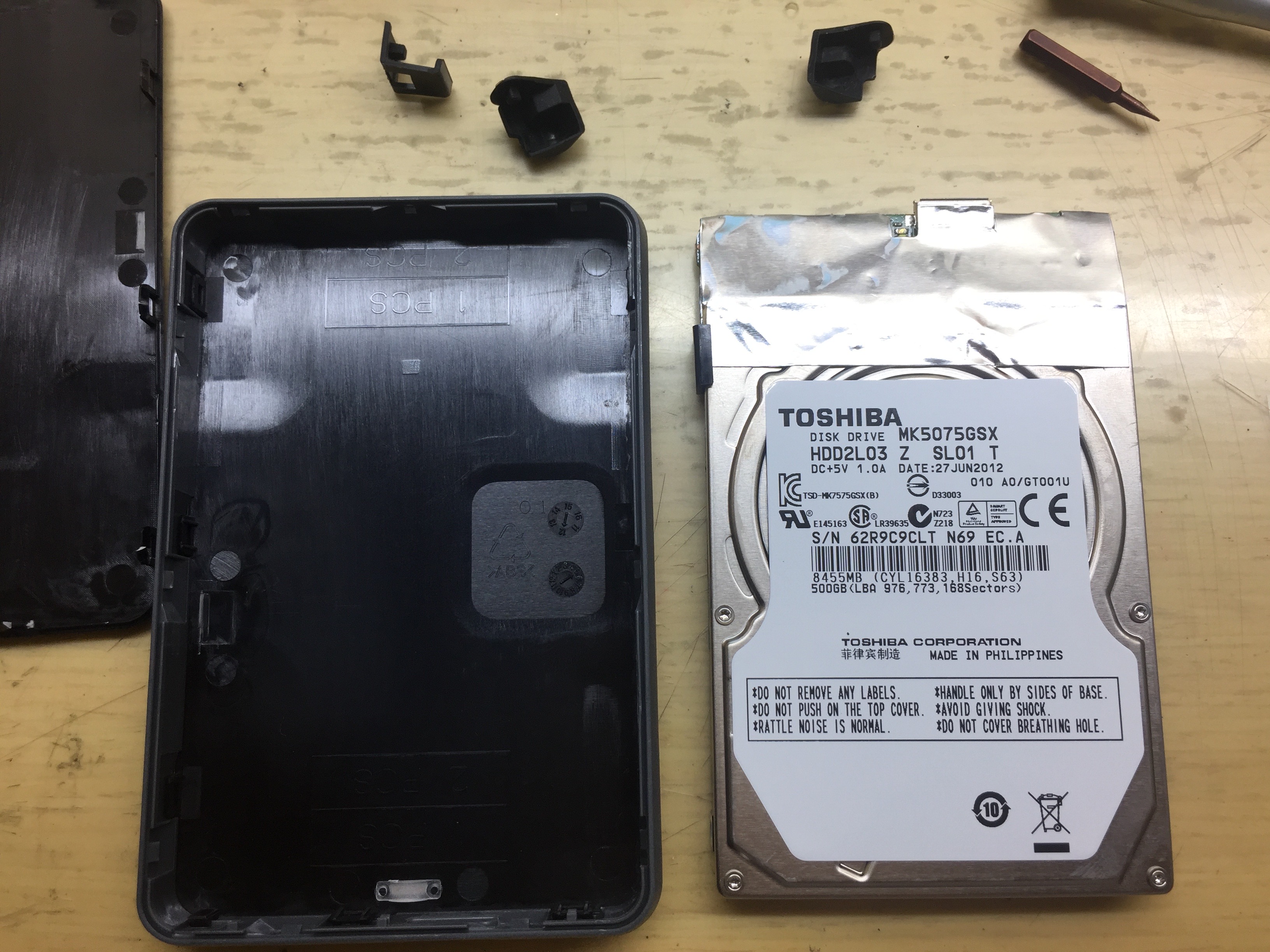連硬碟都是TOSHIBA自家的，型號就不多做說明