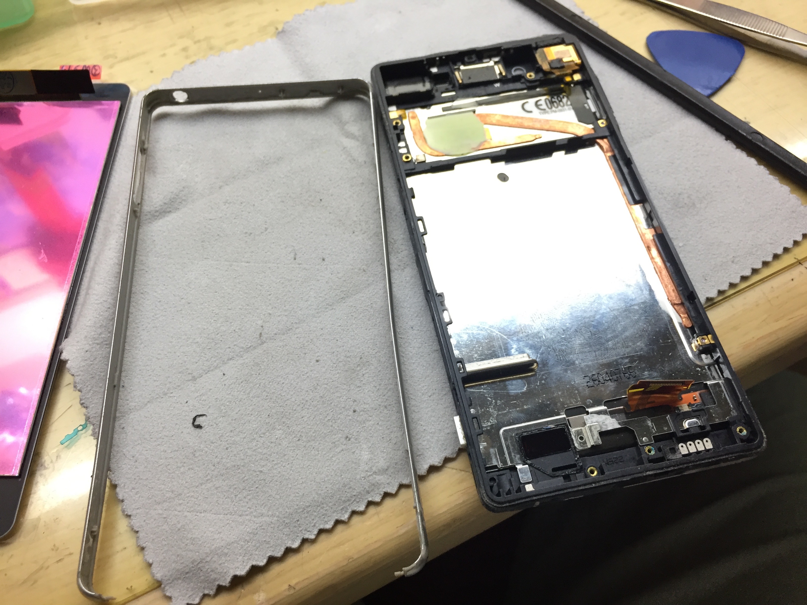 邊框整條撕起，Sony的邊框用黏得一直讓我很反感
