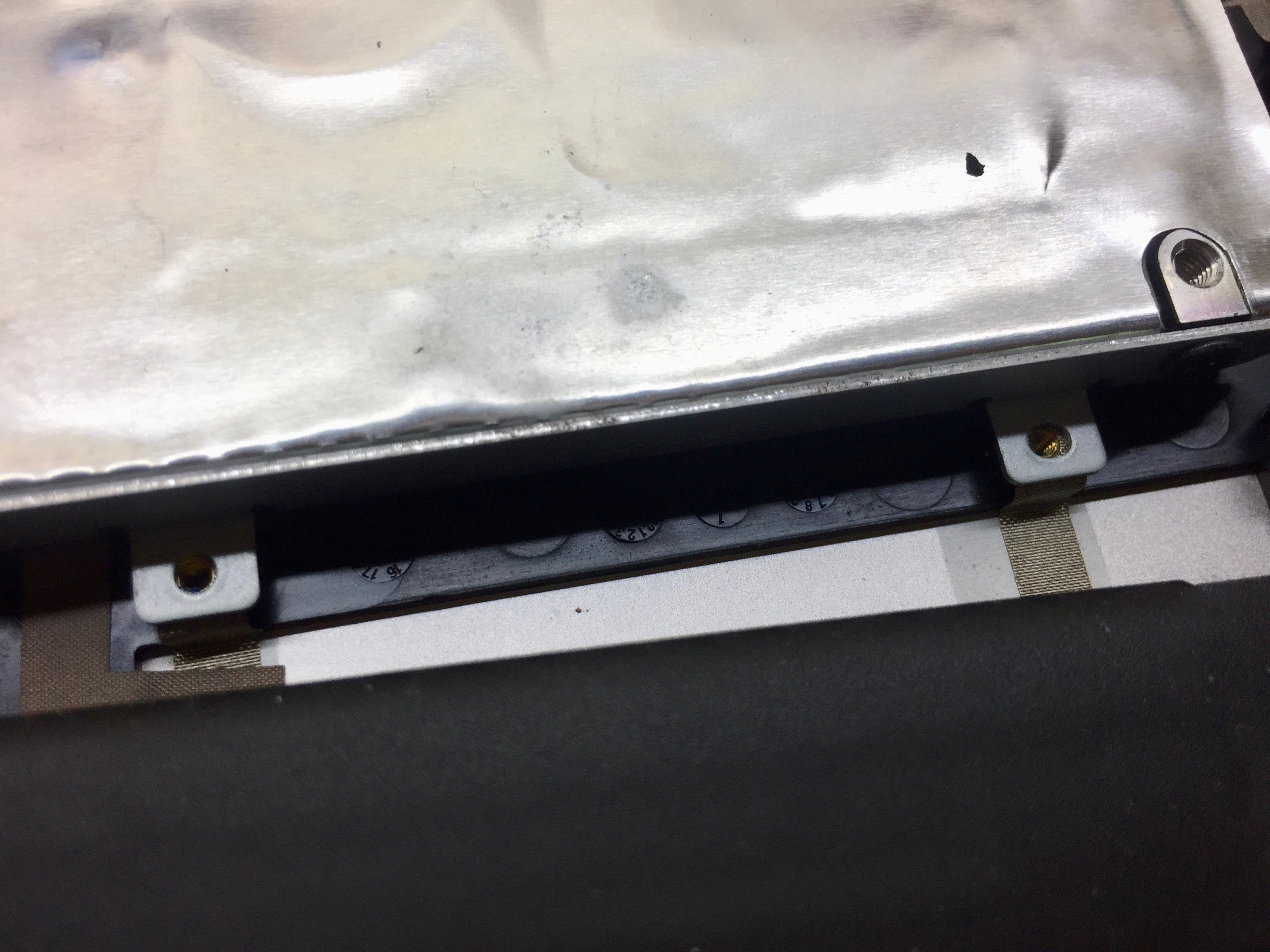 將隱藏在電池下方的兩顆螺絲卸下