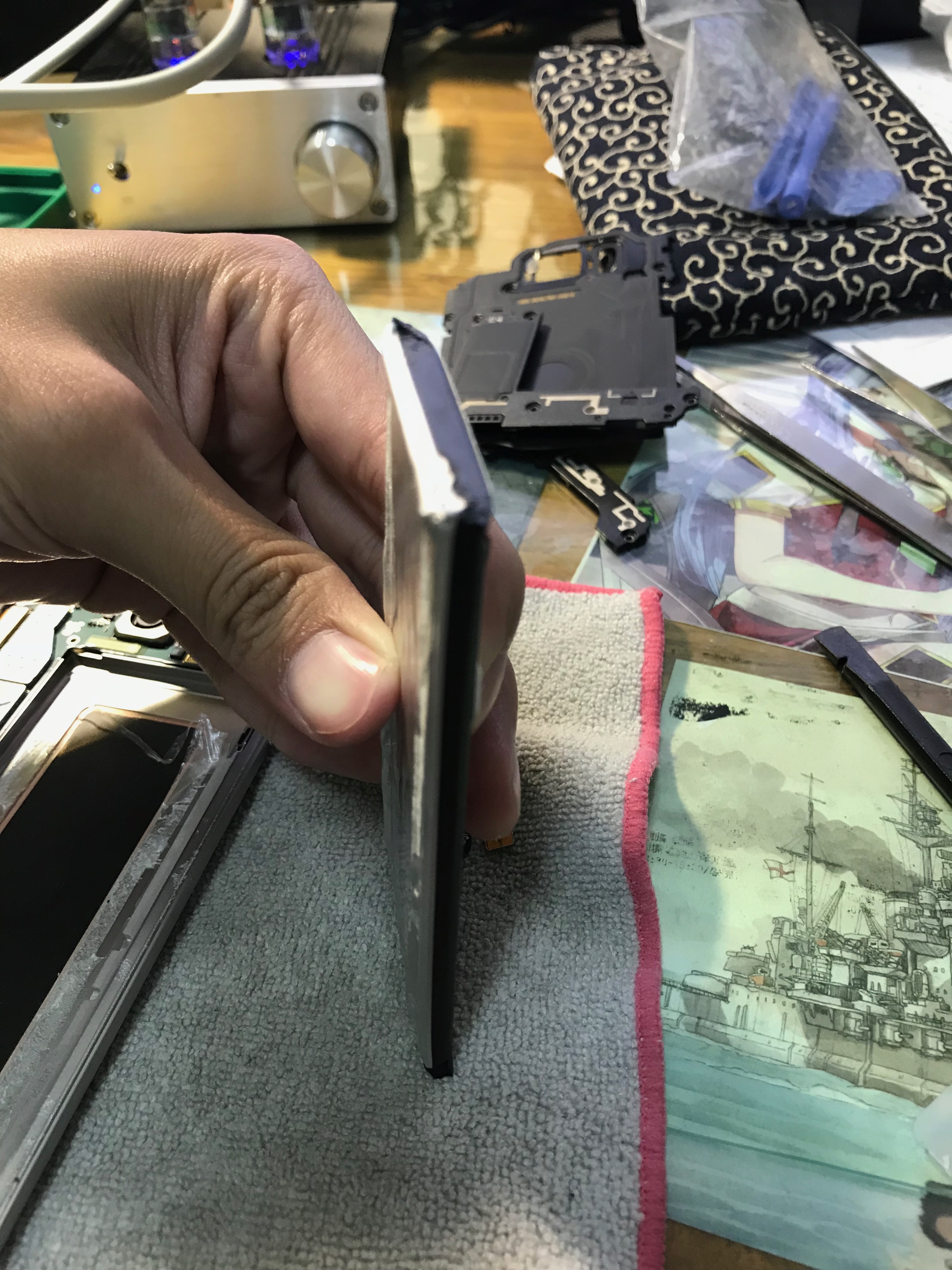 看看這顆電池，用到都膨脹了