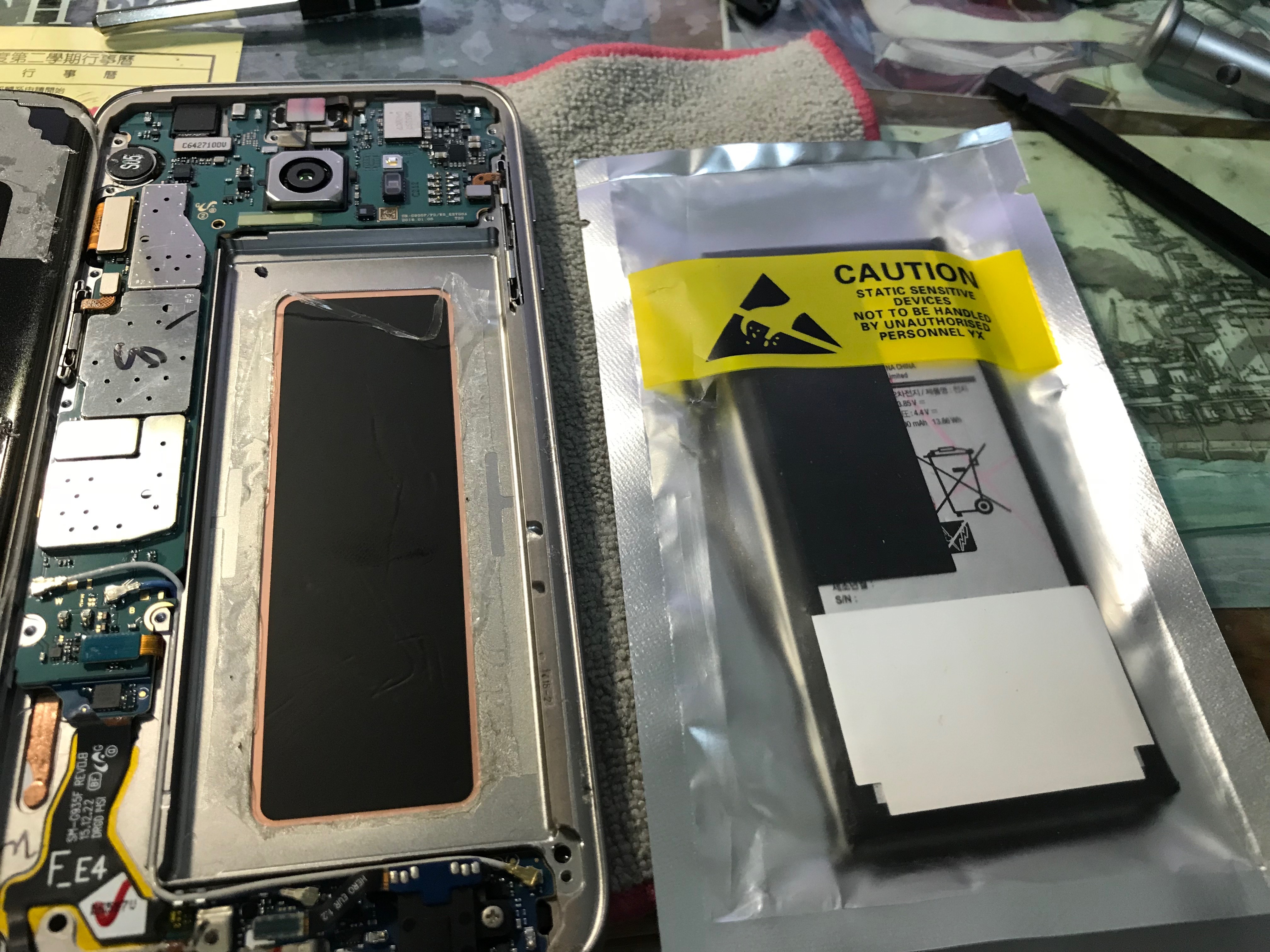 新電池在一旁準備替換