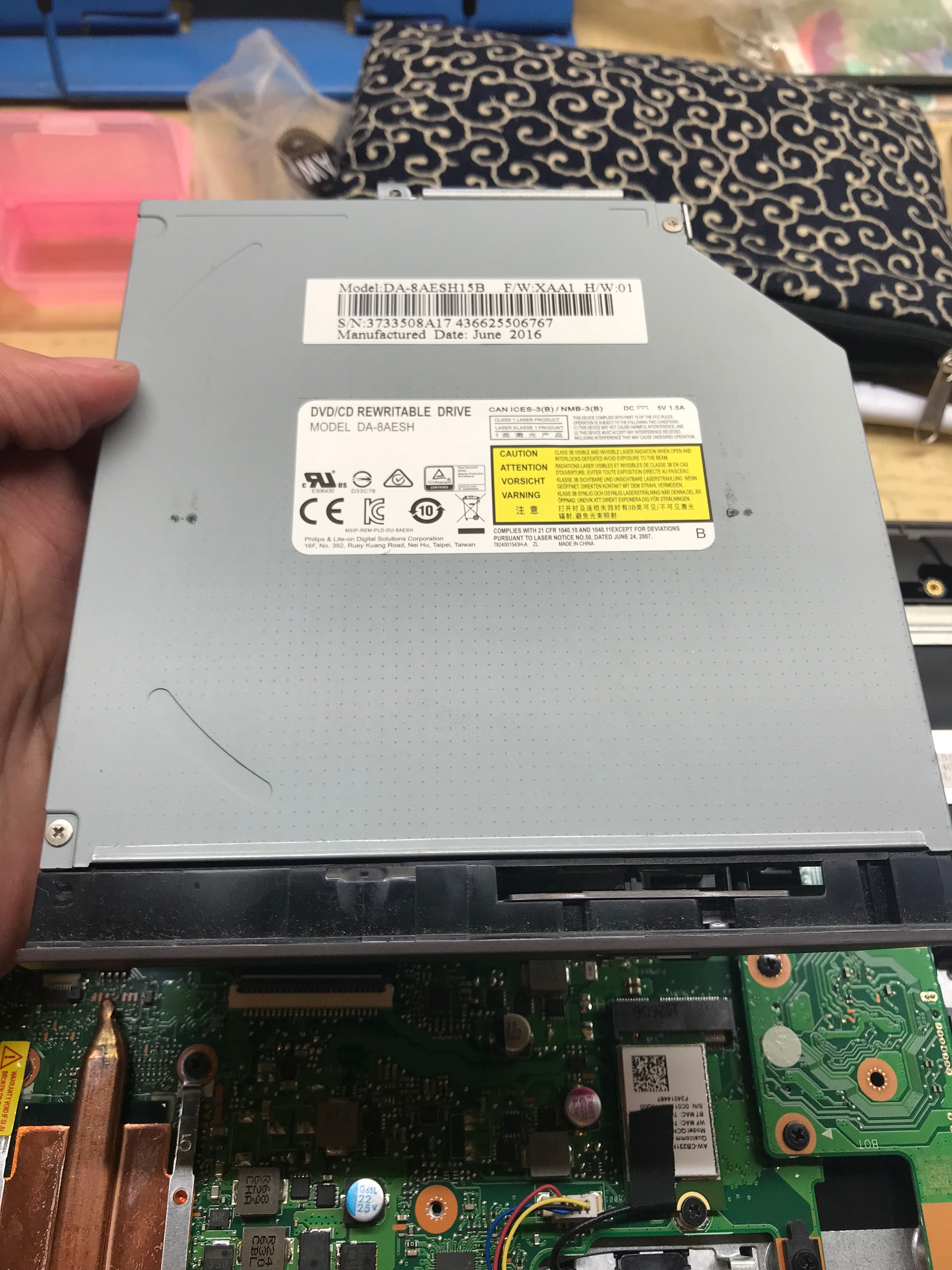 將光碟機周遭的螺絲一一轉起,往右推就可以拆開光碟機