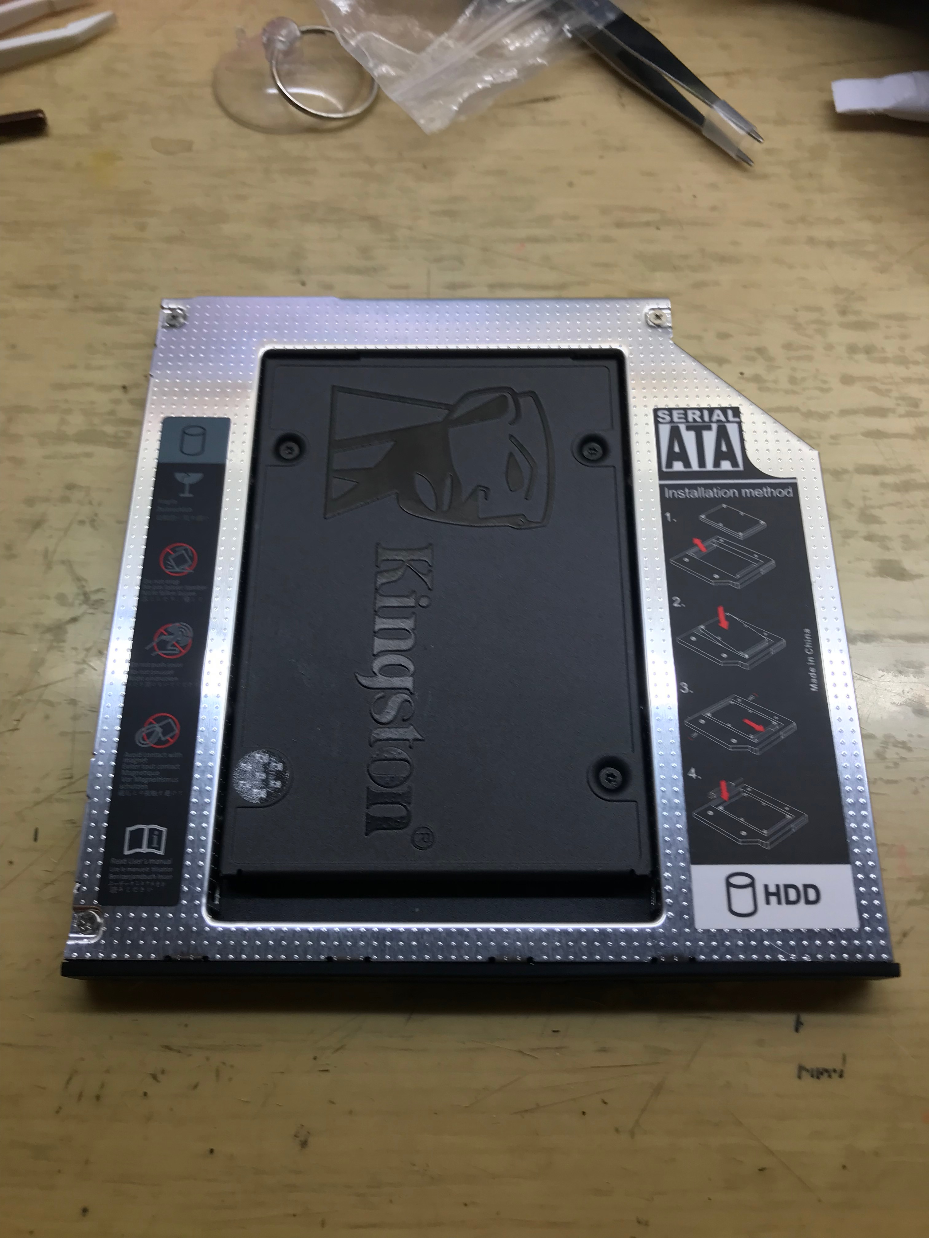 取出小螺絲起子後終於可以插上SSD了(爆