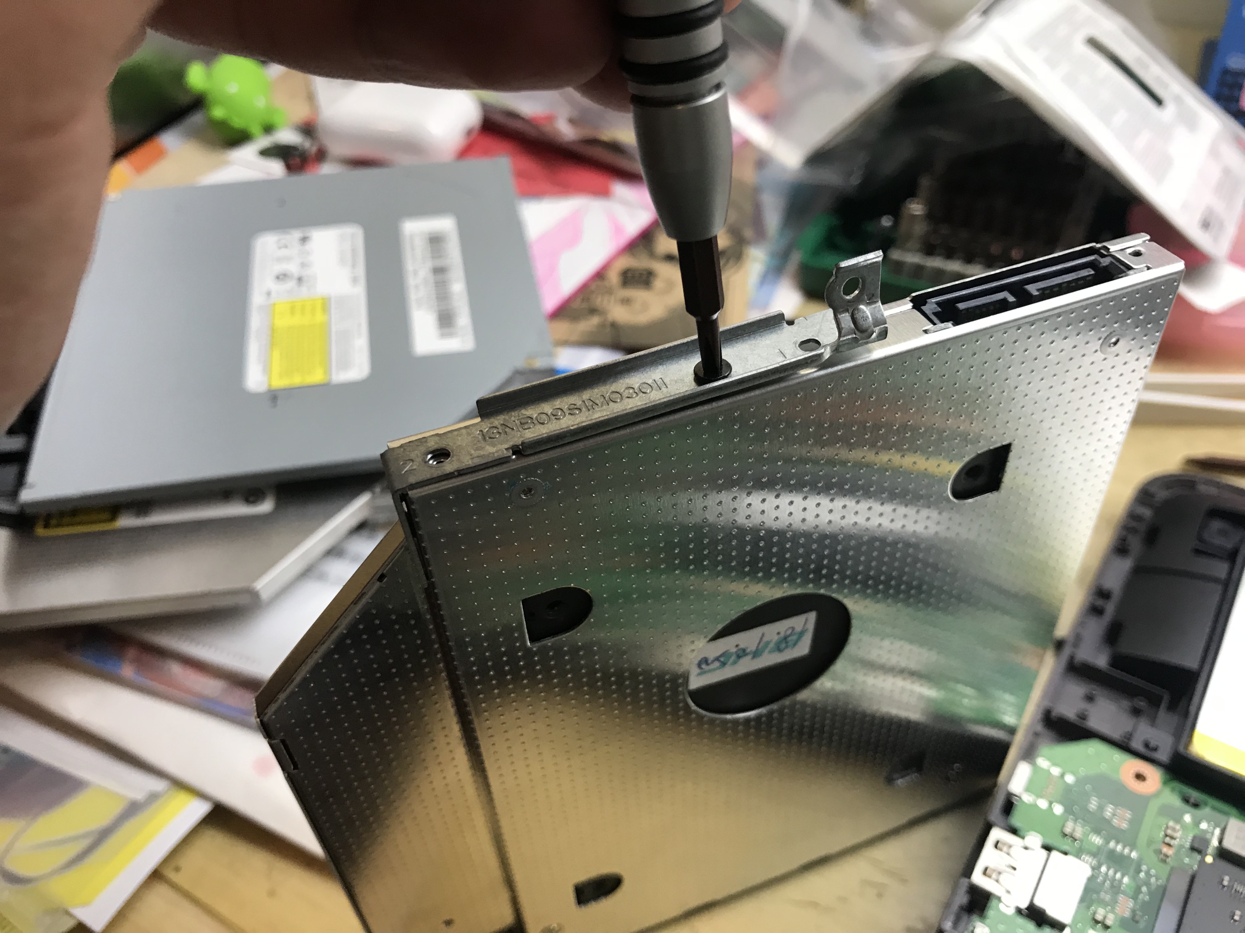 將轉接盒鎖上從光碟機拆下的固定元件