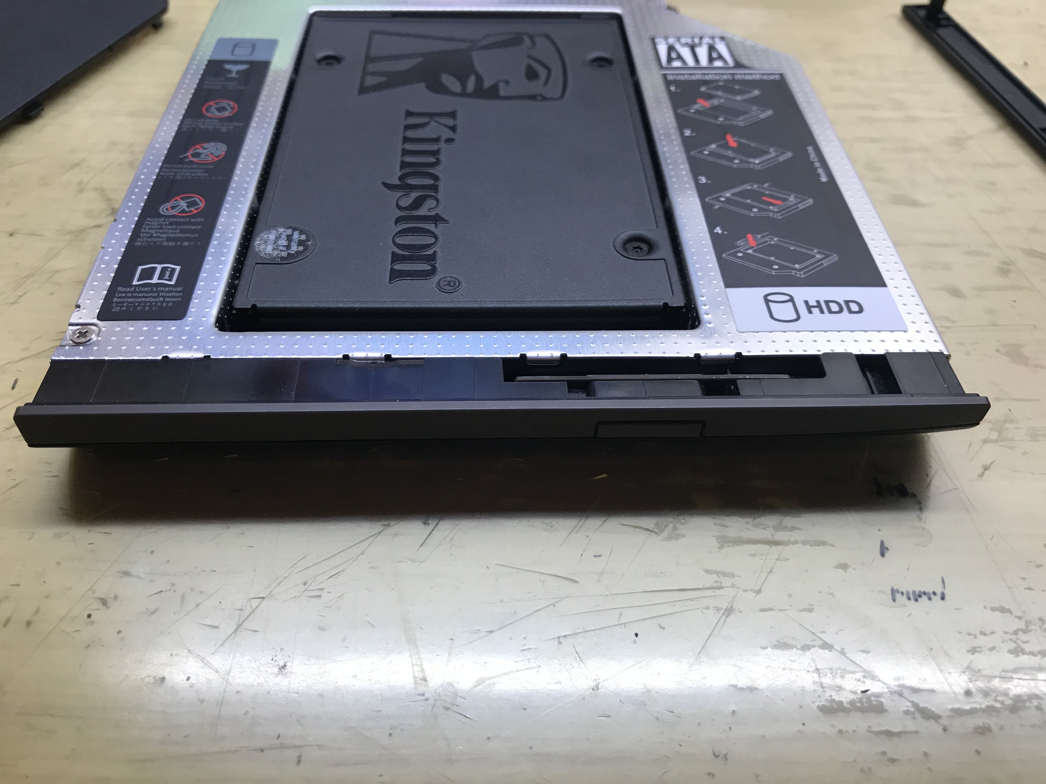 將塑膠片裝上轉接器前方