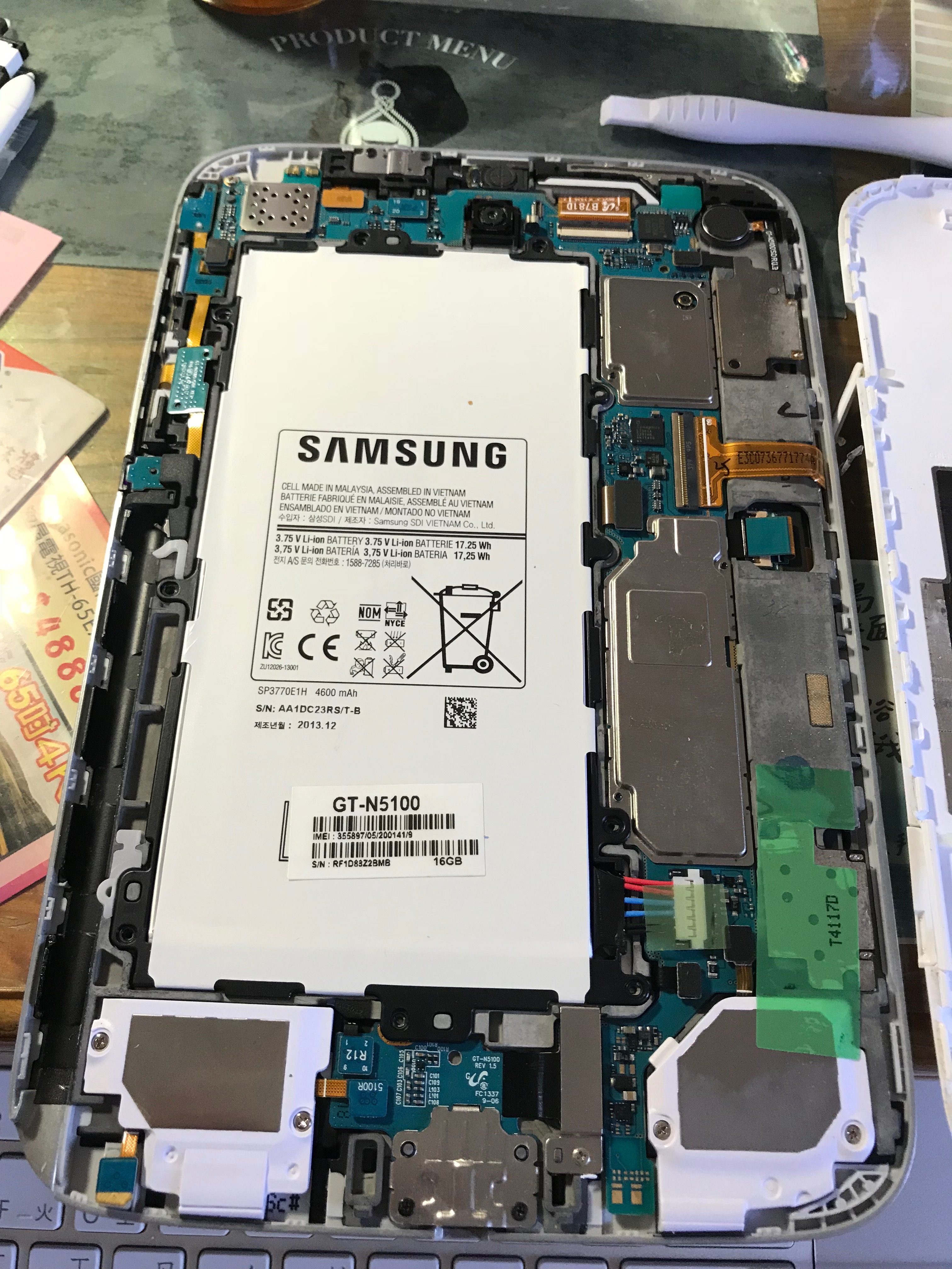 電池側邊有8顆螺絲，轉下拆起電池