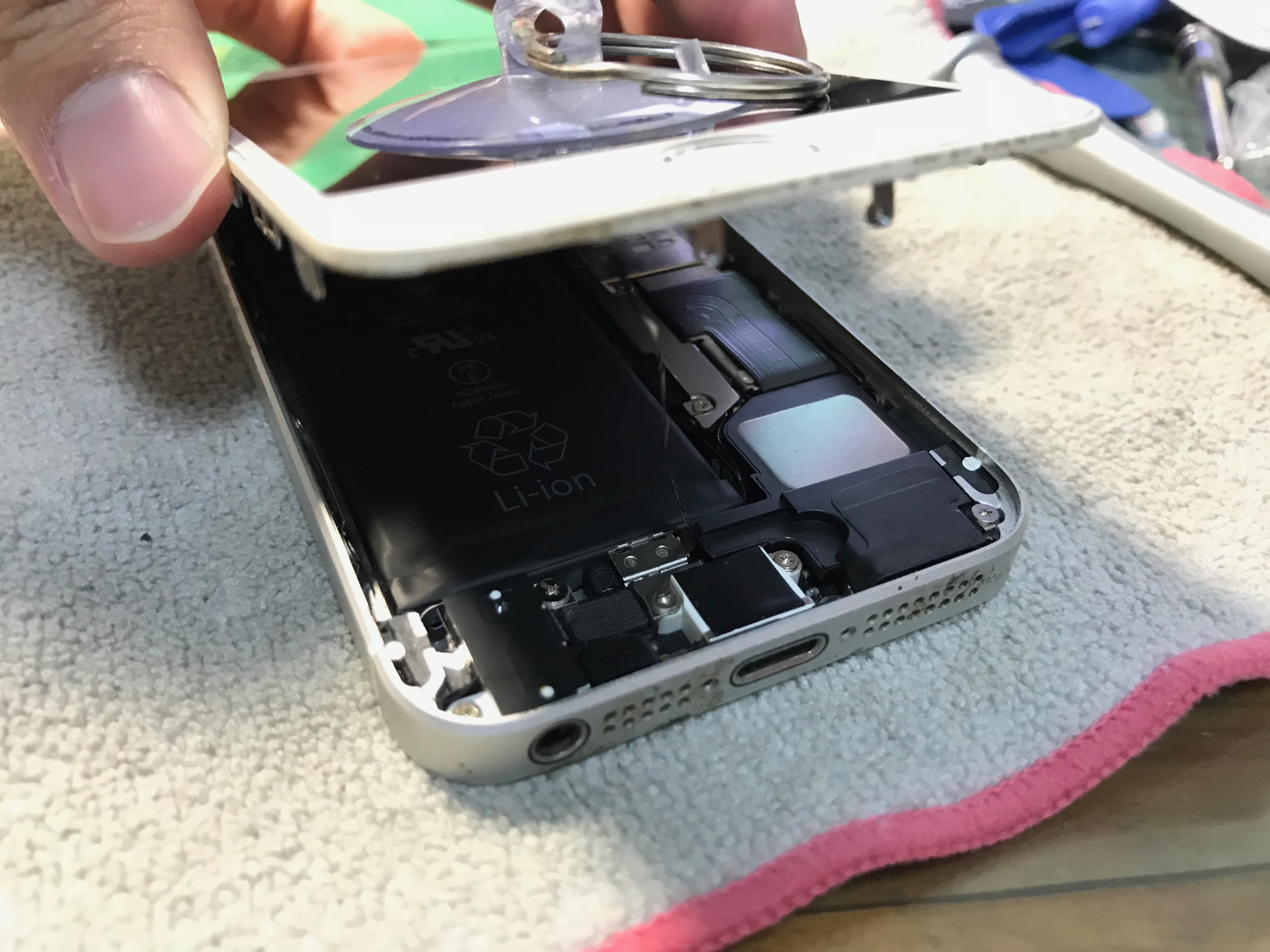 這邊要小心慢慢開，i5系列和SE設計都是將HOME鍵的排線直接連接主板，所以在拆時得特別小心別扯斷